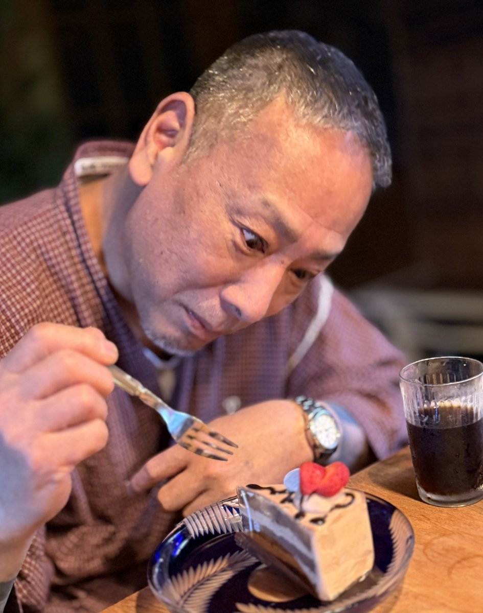 yukamurayama710's tweet photo. 孫２号の４歳の誕生日祝いにと、娘夫婦がケーキをみんなのぶん買ってきてくれた。
惜しげもなく苺から先に食べるチビたちを前に、わざと変顔百面相をして笑いを取るジジイ。

子を産んだことはないのに、何故か遠くで血の繋がっている孫ができ、彼らから「由佳ちゃん♪」と慕ってもらえる不思議さよ。 https://t.co/TXPXDmqf6G