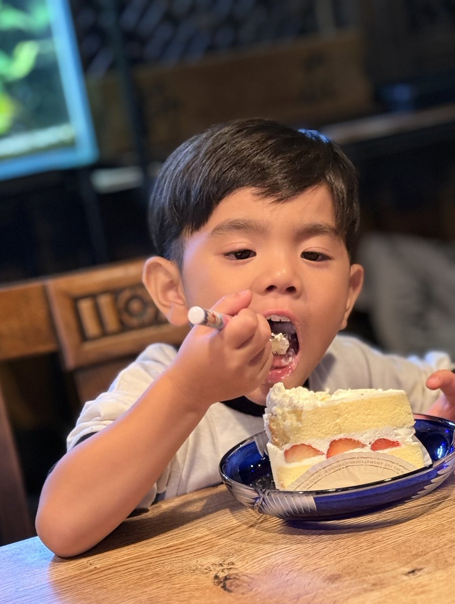yukamurayama710's tweet photo. 孫２号の４歳の誕生日祝いにと、娘夫婦がケーキをみんなのぶん買ってきてくれた。
惜しげもなく苺から先に食べるチビたちを前に、わざと変顔百面相をして笑いを取るジジイ。

子を産んだことはないのに、何故か遠くで血の繋がっている孫ができ、彼らから「由佳ちゃん♪」と慕ってもらえる不思議さよ。 https://t.co/TXPXDmqf6G
