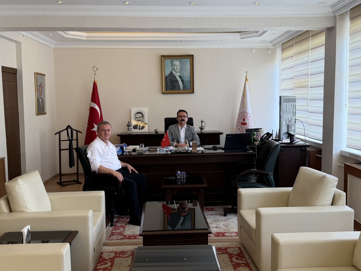 TCSultanhisar's tweet photo. AK Parti 5-7. Dönem Yönetim Kurulu Üyesi Süleyman ÖZDEMİR, Kaymakamımız Sayın Ali Ekber ATEŞ’i makamında ziyaret etti.

Kaymakamımız, nazik ziyaretlerinden dolayı kendisine teşekkür etti. https://t.co/7CeTnXCw3Z