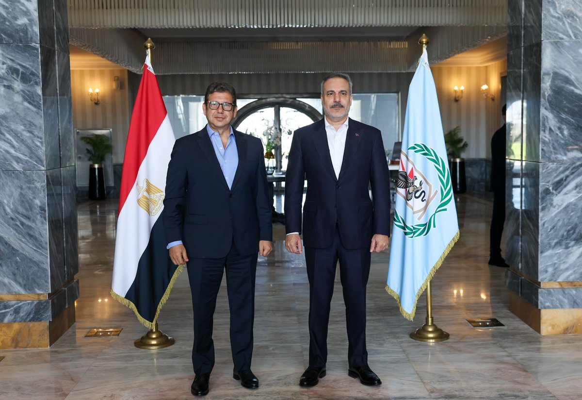 perde_arkasi1's tweet photo. 🔴 وزير الخارجية التركي هاكان فيدان يزور رئيس جهاز المخابرات العامة المصرية حسن رشاد في إطار زيارته لمصر. https://t.co/wcDTRw4vEH
