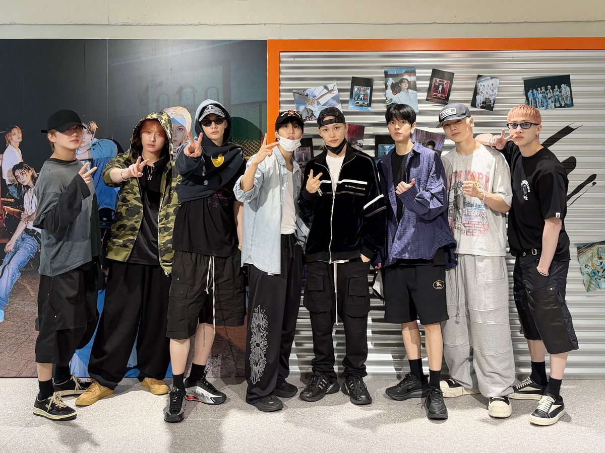 seugmnpuppy's tweet photo. terpantau sblm brangkat yang mandi cuma felix dan adek yang lain kek belom mandi tapi tetep cakep😭 https://t.co/aZujJ3FAWW