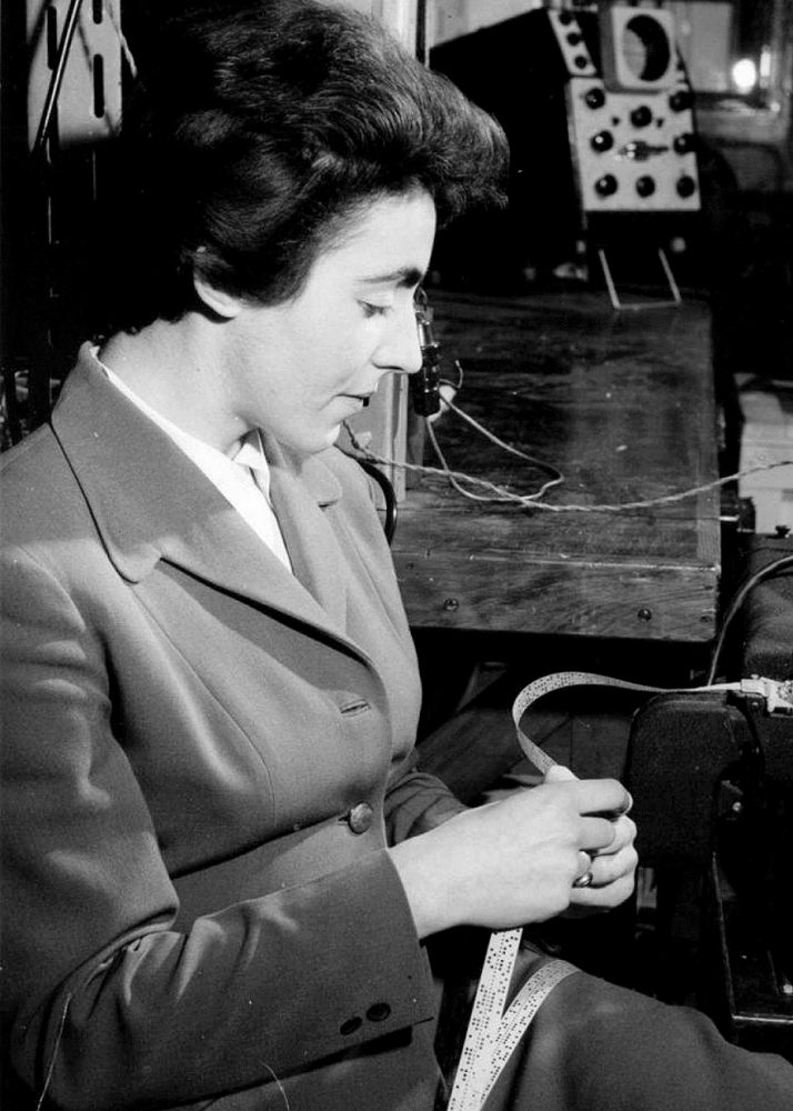 Markwoodland's tweet photo. In 1962 a woman started a software company at her dining room table with 6 pounds.

She staffed it almost entirely with women working from home, decades before anyone had a name for that.

How she built a business out of the talent everyone else had written off: https://t.co/ao29ULhEZn