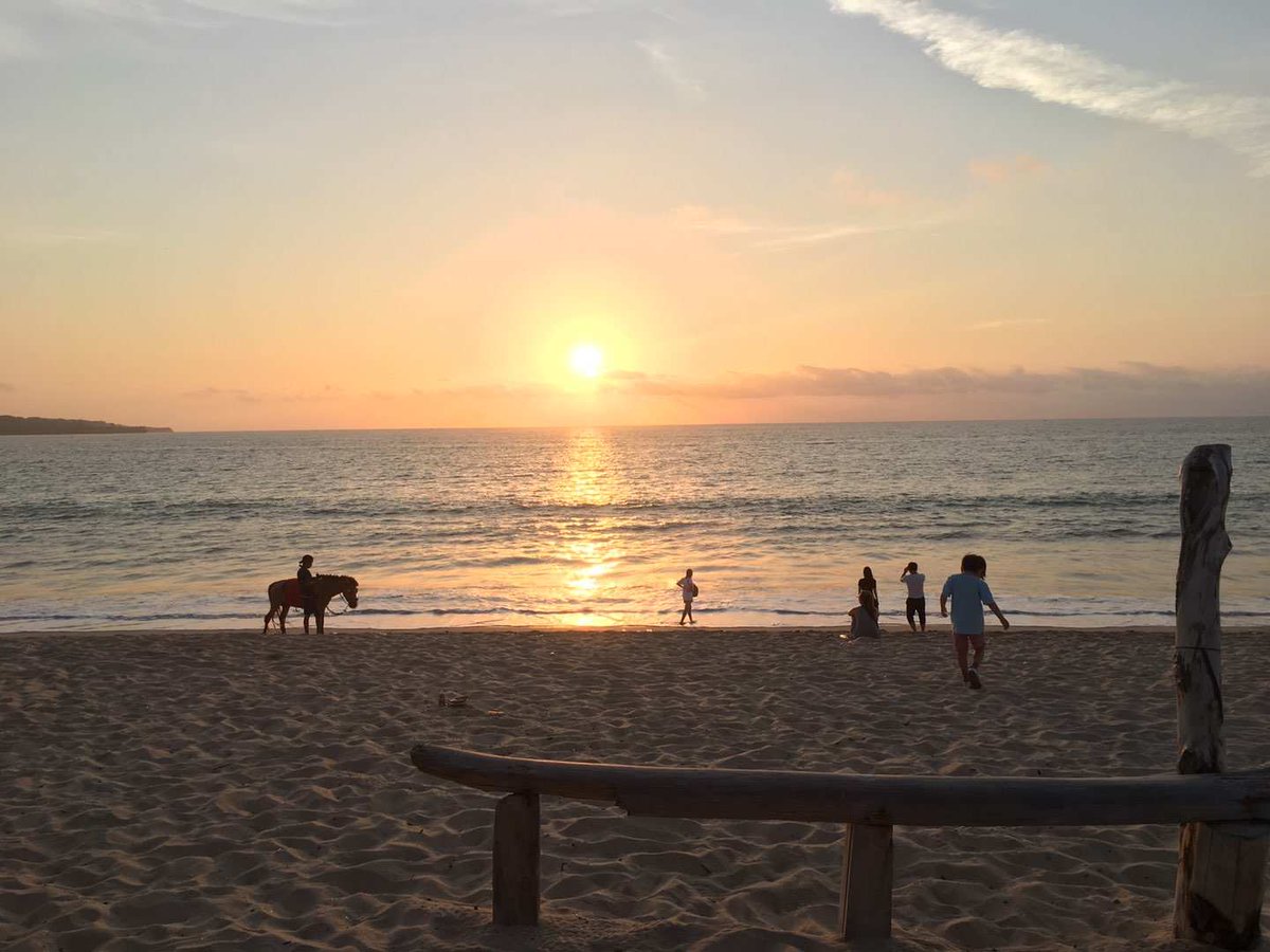 WindfallBucks's tweet photo. 2018年去的巴厘岛，当时发的朋友圈：
金巴兰海滩，被评为全球最美的十大日落之一。太阳落下海平面，晚霞收敛光芒，沙滩旁的海鲜烧烤铺开始营业，龙虾，扇贝，螃蟹🦀。晚风下，熏灯旁，大快朵颐或者浅斟慢酌都别有一番风味。不远处传来驻唱歌手的动人旋律，此情此景，真该感恩。#WEEX巴厘岛 @WeexCn https://t.co/7G7MDqzQAF