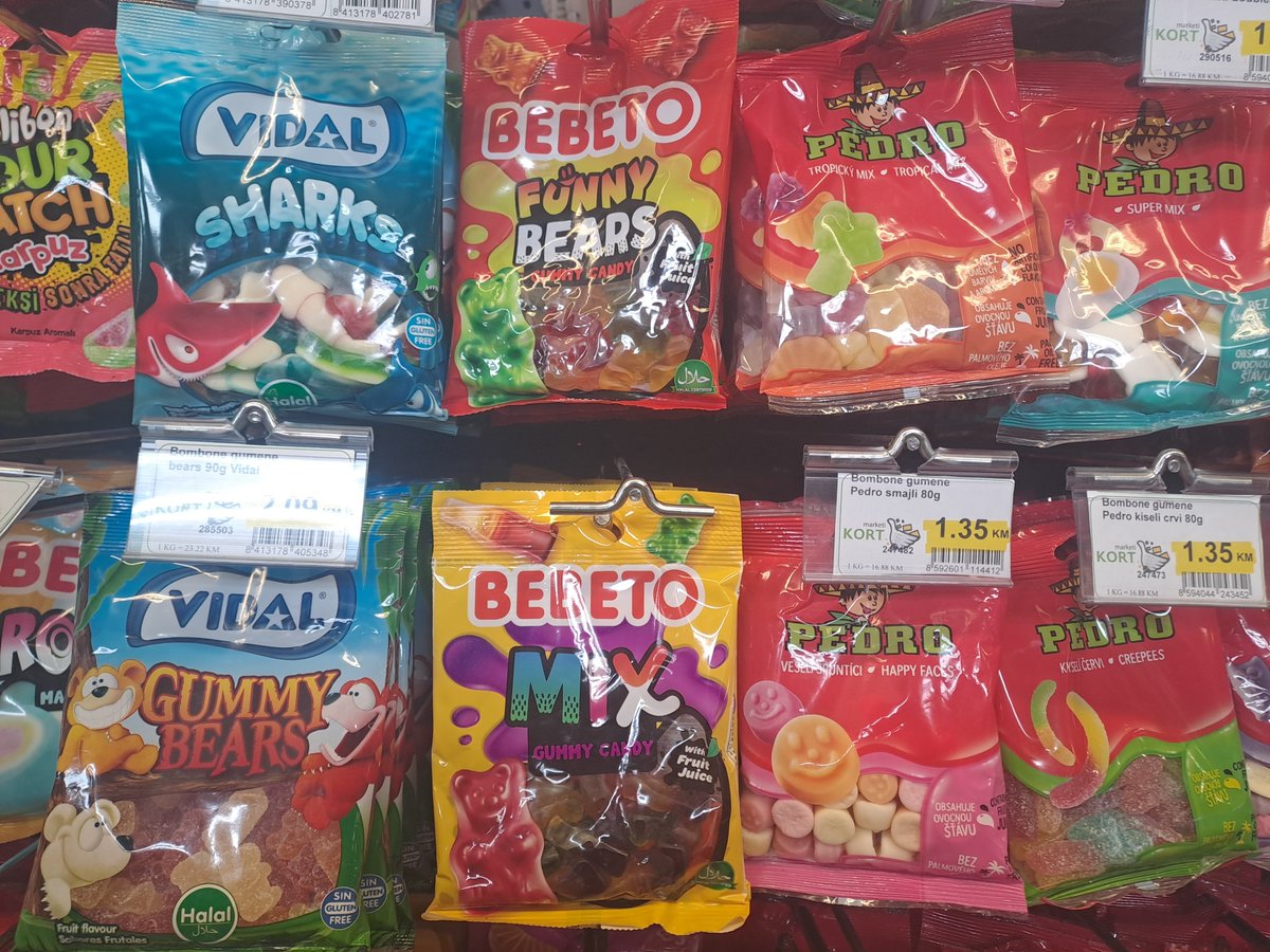 TucoRamrez3's tweet photo. In Bosnien Einkaufen auch so ein Highlight, da trifft man auf Weltstars als Fruchtgummis😅 #Vidal #Bebeto #Pedro und dann als reale Person #SavoMilosevic Torschützenkönig der #EM2000 und einer meiner Helden aus Jugendzeiten https://t.co/Iy6UUEKdAG