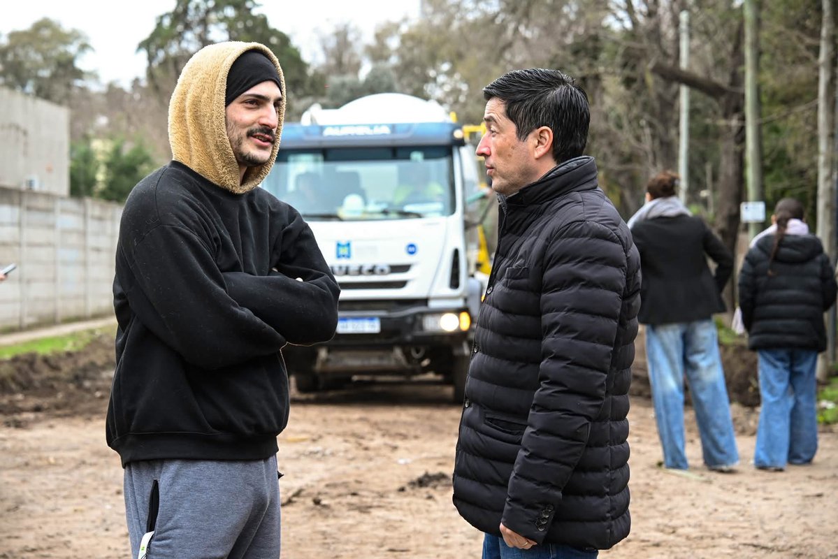 Nardini_Leo's tweet photo. Cuando hay planificación, administración responsable y capacidad de gestión, la obra pública puede seguir avanzando ▶️

Recorrí el inicio de la pavimentación de la calle Plus Ultra, en Ing. #AdolfoSourdeaux. Una obra que incluye hidráulica y genera una nueva conexión con la Ruta Provincial 23 (ex 202), mejorando la circulación y la calidad de vida de nuestros vecinos.

Lo hacemos con recursos propios, trabajadores municipales y materiales producidos en nuestra Planta Hormigonera. Este es el modelo que sostenemos en Malvinas: un municipio eficiente, que cuida los recursos y los convierte en obras concretas para el desarrollo.

#Obras #obrapública #malvinas 
Municipio de Malvinas Argentinas
Luis Vivona
