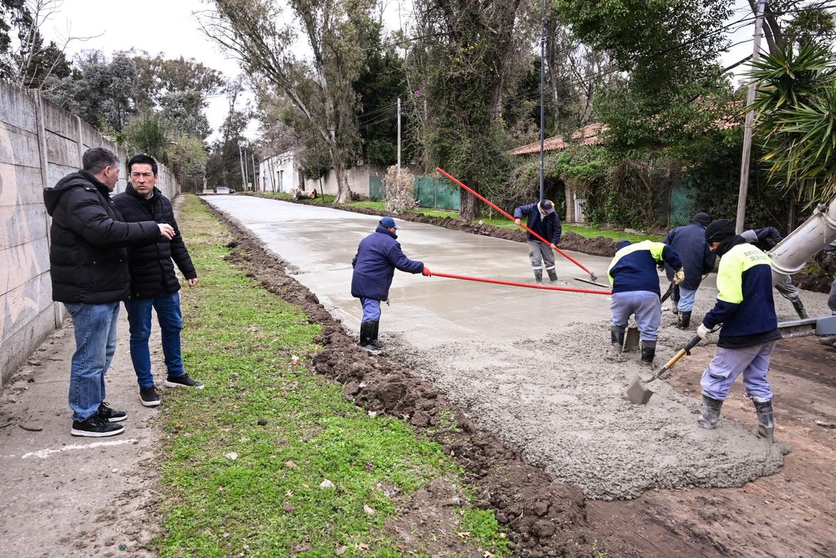 Nardini_Leo's tweet photo. Cuando hay planificación, administración responsable y capacidad de gestión, la obra pública puede seguir avanzando ▶️

Recorrí el inicio de la pavimentación de la calle Plus Ultra, en Ing. #AdolfoSourdeaux. Una obra que incluye hidráulica y genera una nueva conexión con la Ruta Provincial 23 (ex 202), mejorando la circulación y la calidad de vida de nuestros vecinos.

Lo hacemos con recursos propios, trabajadores municipales y materiales producidos en nuestra Planta Hormigonera. Este es el modelo que sostenemos en Malvinas: un municipio eficiente, que cuida los recursos y los convierte en obras concretas para el desarrollo.

#Obras #obrapública #malvinas 
Municipio de Malvinas Argentinas
Luis Vivona