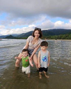 yoosyan's tweet photo. だれか164cmのシングルマザーを横に連れて歩ける人います？ 

今まで会った人は、
 「デカ過ぎて無理‼️」「でっかぁ📷」  

とか言ってくる人が多かったです📷 https://t.co/HNLlJojGLv