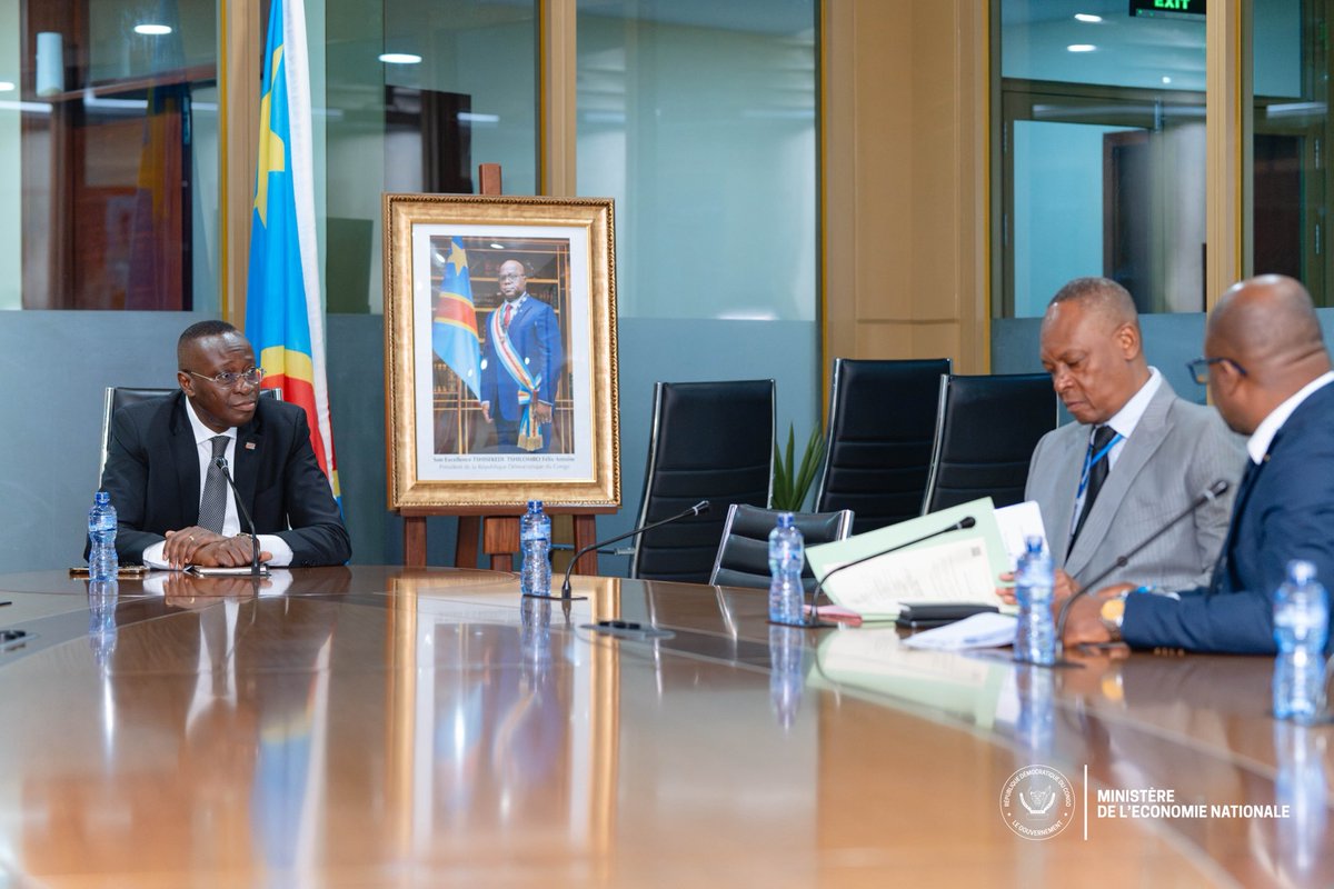 EconatRDC's tweet photo. #RDC : Le Vice-Premier Ministre, Ministre de l’Économie nationale, @DMukokoSamba, a échangé avec une délégation de l’Institut National pour l’Étude et la Recherche Agronomiques (INERA), à la suite des constats effectués lors de sa récente mission dans la province du Sankuru.

Cette mission avait notamment mis en évidence le potentiel des stations de recherche agronomique de la province, mais également la nécessité de renforcer leurs capacités afin qu’elles puissent contribuer pleinement à la relance des bassins de production. Les échanges avec l’INERA ont ainsi porté sur les perspectives de redynamisation de ces stations et sur leur rôle dans l’accompagnement des producteurs et des communautés locales.

Pour le VPM Daniel Mukoko Samba, la relance de la production agricole passe également par la recherche agronomique, l’accès à des semences adaptées et le renforcement des capacités de production. La rencontre a ainsi permis à l’INERA de présenter de premières pistes de travail répondant aux réalités observées sur le terrain.

Une démarche qui s’inscrit dans la politique de redressement productif et de valorisation des espaces de production, avec pour ambition de transformer les constats de terrain en actions concrètes au service de la production nationale.