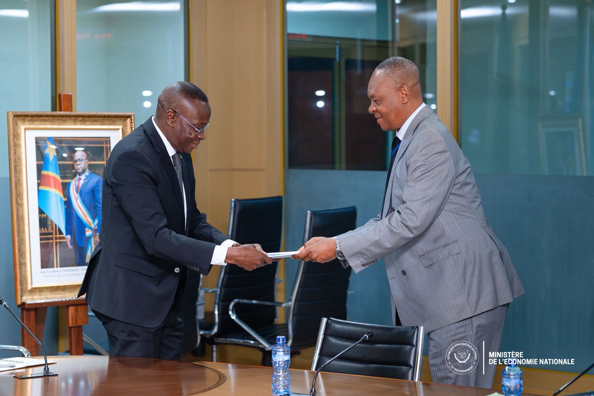 EconatRDC's tweet photo. #RDC : Le Vice-Premier Ministre, Ministre de l’Économie nationale, @DMukokoSamba, a échangé avec une délégation de l’Institut National pour l’Étude et la Recherche Agronomiques (INERA), à la suite des constats effectués lors de sa récente mission dans la province du Sankuru.

Cette mission avait notamment mis en évidence le potentiel des stations de recherche agronomique de la province, mais également la nécessité de renforcer leurs capacités afin qu’elles puissent contribuer pleinement à la relance des bassins de production. Les échanges avec l’INERA ont ainsi porté sur les perspectives de redynamisation de ces stations et sur leur rôle dans l’accompagnement des producteurs et des communautés locales.

Pour le VPM Daniel Mukoko Samba, la relance de la production agricole passe également par la recherche agronomique, l’accès à des semences adaptées et le renforcement des capacités de production. La rencontre a ainsi permis à l’INERA de présenter de premières pistes de travail répondant aux réalités observées sur le terrain.

Une démarche qui s’inscrit dans la politique de redressement productif et de valorisation des espaces de production, avec pour ambition de transformer les constats de terrain en actions concrètes au service de la production nationale.