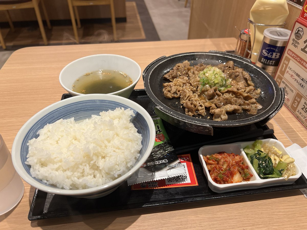 t_mozo's tweet photo. ずっと旧Twitter眺めてたけど阿鼻叫喚なので動かない方が良さそう。長期戦になりそうなので駐車場から見えたやってそうなお店で補給&amp;トイレ。 https://t.co/25YSmGHXMI