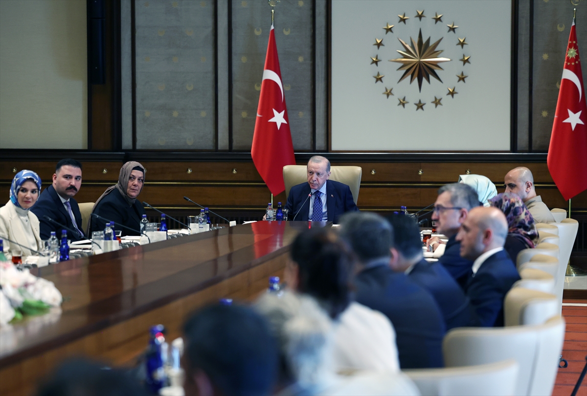 trthaber's tweet photo. Cumhurbaşkanı Erdoğan, Cumhurbaşkanlığı Külliyesi'nde şehit ailelerini kabul etti. https://t.co/ztol2tmdow
