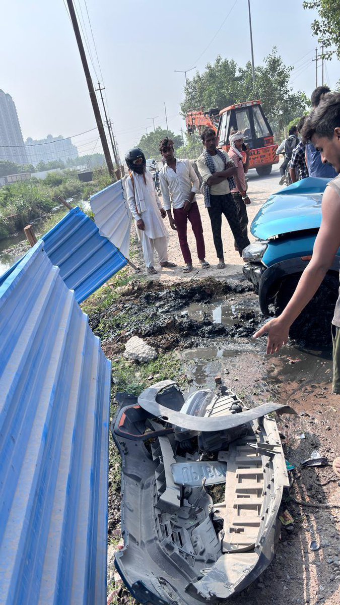 NBTDilli's tweet photo. ग्रेटर नोएडा वेस्ट में ATS गोलचक्कर से अरिहंत अंबर वाली सड़क पर हादसा। सड़क खराब होने के कारण अनियंत्रित होकर कार नाले के पास लगी टीन से टकराई, लोग चोटिल हुए। Via @siddharth2596 https://t.co/BHrXGtiTpe