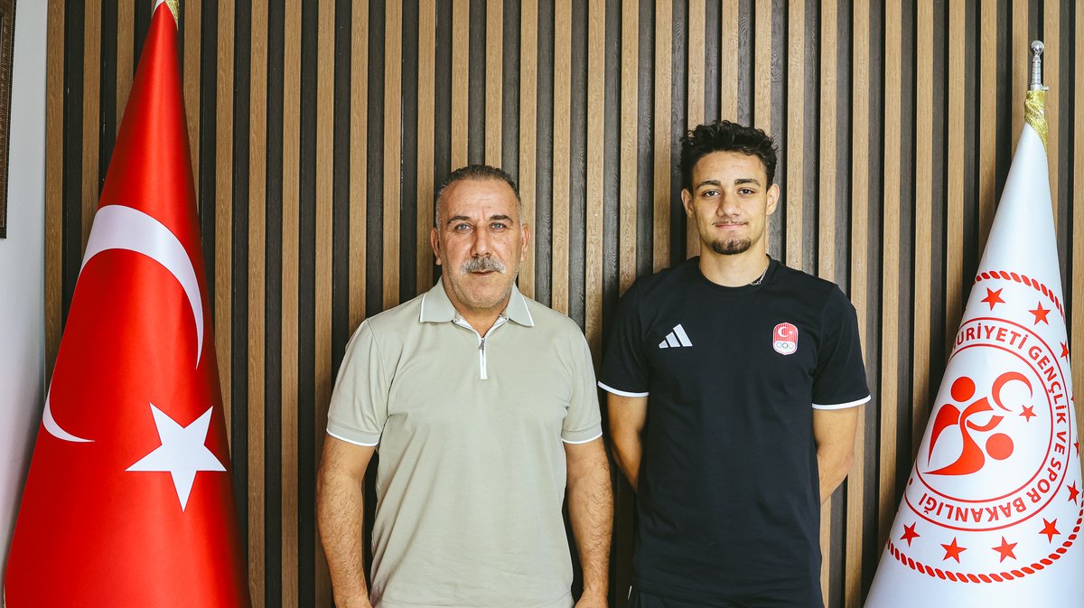 GSBAydin's tweet photo. Rekortmen milli sporcumuz Koray Uygun’dan İl Müdürümüze ziyaret.

ABD’nin Oregon eyaletinde düzenlenen U20 Dünya Atletizm Şampiyonası’nda 110 metre engel finalinde 13.20’lik derecesiyle U20 Türkiye Rekoru kırarak Dünya 7.’si olan sporcumuz Koray Uygun, İl Müdürümüzü makamında ziyaret etti. 🇹🇷

İl Müdürümüz, dünya sahnesinde ülkemizi ve ilimizi gururla temsil eden sporcumuzu tebrik ederek başarılarının devamını diledi. 👏