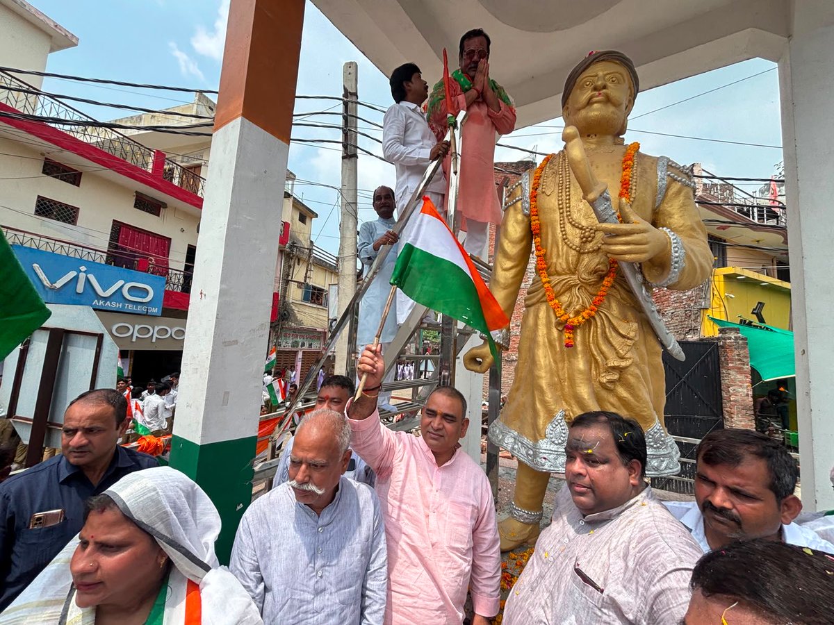 bjpannu79's tweet photo. स्वतंत्रता दिवस के पावन अवसर पर तिरंगा सप्ताह दिवस के अंतर्गत विशाल तिरंगा यात्रा का भव्य आयोजन किया गया। राष्ट्रभक्ति के उत्साह और देशप्रेम की भावना से ओत-प्रोत यह यात्रा ज्वालागंज स्थित ठाकुर दरियाव सिंह जी की प्रतिमा पर माल्यार्पण के साथ संपन्न हुई।
@BJP4India @BJP4UP https://t.co/By2Gcj5XcS