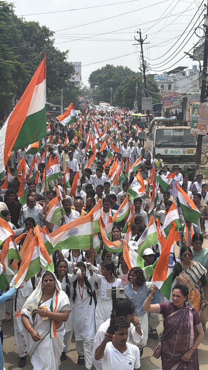 bjpannu79's tweet photo. स्वतंत्रता दिवस के पावन अवसर पर तिरंगा सप्ताह दिवस के अंतर्गत विशाल तिरंगा यात्रा का भव्य आयोजन किया गया। राष्ट्रभक्ति के उत्साह और देशप्रेम की भावना से ओत-प्रोत यह यात्रा ज्वालागंज स्थित ठाकुर दरियाव सिंह जी की प्रतिमा पर माल्यार्पण के साथ संपन्न हुई।
@BJP4India @BJP4UP https://t.co/By2Gcj5XcS