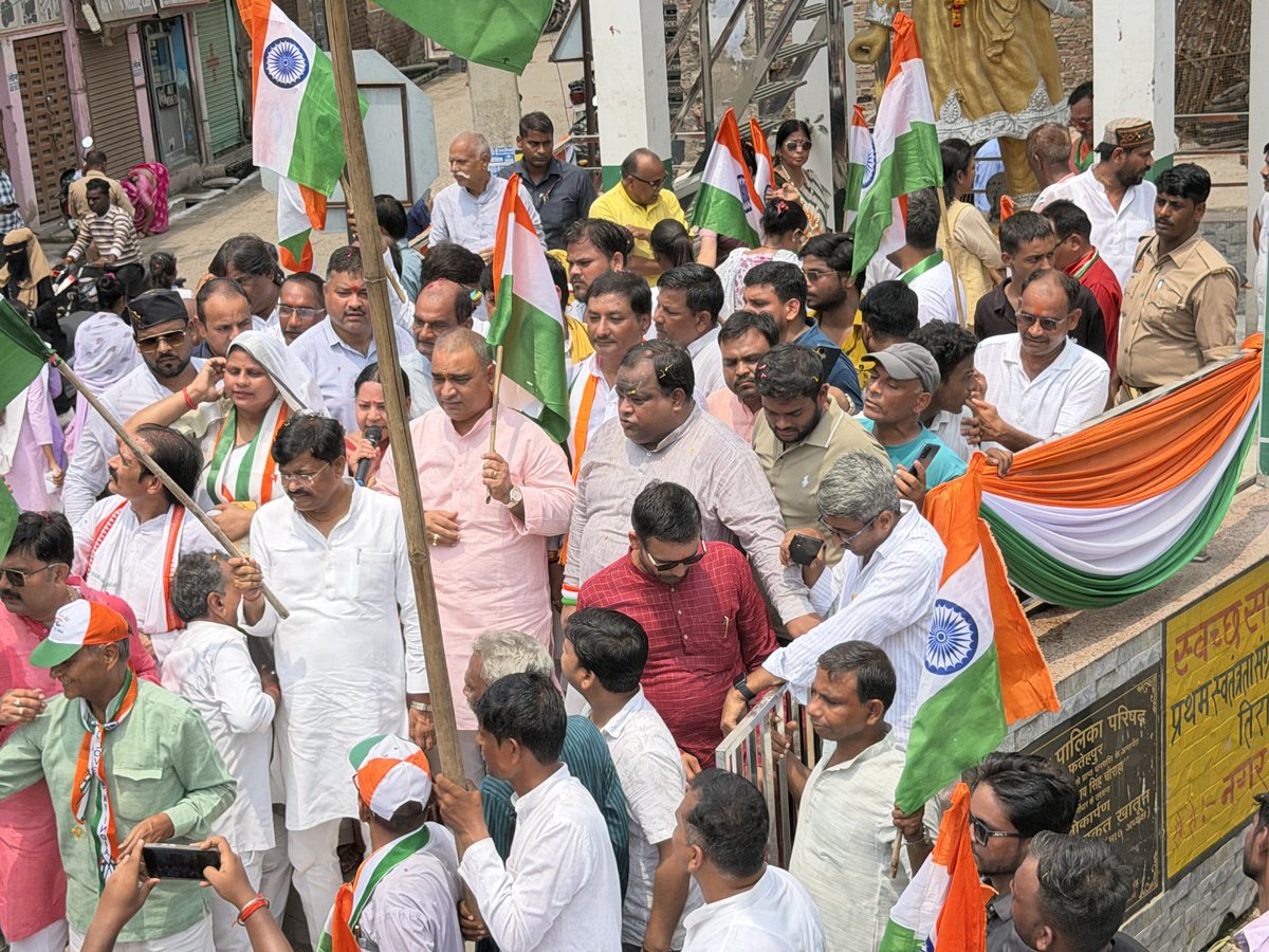bjpannu79's tweet photo. स्वतंत्रता दिवस के पावन अवसर पर तिरंगा सप्ताह दिवस के अंतर्गत विशाल तिरंगा यात्रा का भव्य आयोजन किया गया। राष्ट्रभक्ति के उत्साह और देशप्रेम की भावना से ओत-प्रोत यह यात्रा ज्वालागंज स्थित ठाकुर दरियाव सिंह जी की प्रतिमा पर माल्यार्पण के साथ संपन्न हुई।
@BJP4India @BJP4UP https://t.co/By2Gcj5XcS