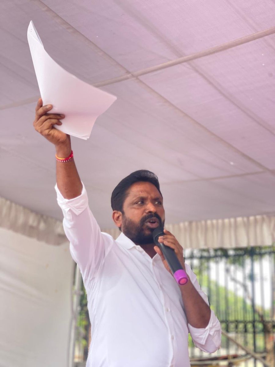 DrErrolla's tweet photo. రోగం ఎవరికైనా ఒక్కటే.. ప్రాణాలు కాపాడే విషయంలో అలోపతి డాక్టర్ అయినా, ఆయుష్ డాక్టర్ అయినా పడే కష్టం ఒక్కటే. రోగాలకు లేని వివక్ష.. వైద్యం చేసే డాక్టర్ల స్టైఫండ్ విషయంలో ఈ ప్రభుత్వానికి ఎందుకు?@revanth_anumula

రాష్ట్రంలో అలోపతి హౌస్ సర్జన్లకు రూ. 28 వేలు ఇస్తుంటే, ఆయుష్ వాళ్లకు కేవలం రూ. 13 వేలు చేతిలో పెడుతున్నారు. 

అలోపతి పీజీ విద్యార్థులకు రూ. 70 వేలు ఇస్తుంటే, ఆయుష్ పీజీలకు ఇచ్చేది కేవలం రూ. 30 వేలే. ఒక దినసరి కూలీకి వచ్చే గిట్టుబాటు కంటే తక్కువ ఇచ్చి చదువుకున్న ప్రభుత్వ డాక్టర్ల పరిస్థితిని ఇంతలా దిగజార్చడం ఈ కాంగ్రెస్ సర్కారుకే చెల్లింది.

పక్కనున్న ఏపీలో ఆయుష్ హౌస్ సర్జన్లకు రూ. 26 వేలు, పీజీలకు రూ. 65 వేల పైన స్టైఫండ్ ఇస్తుంటే.. మన రాష్ట్రంలో పెంచడానికి ఈ ప్రభుత్వానికి చేతులు రావడం లేదా..

సుప్రీంకోర్టు పదేపదే చెబుతున్న 'సమాన పనికి సమాన వేతనం' అన్న కనీస ధర్మాన్ని ఈ ప్రభుత్వం ఎందుకు తుంగలో తొక్కుతోంది..

ఎమ్మెల్యేలను కొనుగోలు చేయడానికి, ప్రతిరోజూ విమానాల్లో ఢిల్లీకి ఎగరడానికి వందల కోట్లు ఖర్చు పెడతారు కానీ.. నిరంతరం పేదల ఆరోగ్యాల కోసం శ్రమించే ఆయుష్ విద్యార్థులకు ఇవ్వాల్సిన 15 శాతం స్టైఫండ్ పెంపు ఫైలు మాత్రం ఈ ముఖ్యమంత్రికి, ప్రభుత్వానికి భారంగా కనిపిస్తోందా..

హైదరాబాద్ లాంటి మహానగరంలో నెలకు 13 వేల రూపాయలతో ఒక డాక్టర్ ఎలా బతుకుతాడో ముఖ్యమంత్రి సమాధానం చెప్పాలి. 

హాస్టల్ ఫీజులు, మెస్ ఛార్జీలు, ప్రయాణ ఖర్చులు, పుస్తకాలు.. వీటన్నింటికీ ఆ కొద్దిపాటి స్టైఫండ్ ఏ మూలకు సరిపోతుంది

విద్యార్థులు చదువుకోవాలా? లేక పూటగడవక పస్తులుండాలా?
ఇది కేవలం డబ్బుల సమస్య కాదు.. ఆయుష్ డాక్టర్ల ఆత్మగౌరవ సమస్య. 

రాత్రింబవళ్లు డ్యూటీలు చేస్తూ, ఎమర్జెన్సీ వార్డుల్లో అలోపతి విద్యార్థులతో సమానంగా వీరు కూడా రిస్క్ తీసుకుంటున్నారు. 

అలాంటప్పుడు వారిని రెండో తరగతి డాక్టర్లుగా చూసే వివక్ష తగదు.

ప్రభుత్వ నిబంధనల ప్రకారం ప్రతి రెండేళ్లకోసారి పెంచాల్సిన 15 శాతం స్టైఫండ్ పెంపును ఏళ్ల తరబడి పెండింగ్ లో పెట్టడం ప్రభుత్వ నిర్లక్ష్యానికి నిదర్శనం. 

జీవోలు కేవలం కాగితాలకే పరిమితమా? పెంచాల్సిన స్టైఫండ్ తో పాటు, ఇన్నేళ్లుగా దక్కకుండా ఆపిన బకాయిలను కూడా విద్యార్థులకు వెంటనే చెల్లించాలి.

సమ్మెకు వెళ్తామని 15 రోజుల ముందే విద్యార్థులు నోటీసులు ఇచ్చినా.. ప్రభుత్వంలో ఉలుకూ లేదు, పలుకూ లేదు. 

పాలనను గాలికి వదిలేసి, రాజకీయ చేరికల మీద పెట్టిన శ్రద్ధ.. వైద్యుల సమస్యల మీద పెట్టి ఉంటే నేడు ఆస్పత్రుల్లో రోగులకు ఈ దుస్థితి వచ్చేది కాదు.

కాంగ్రెస్ నాయకులు అధికారంలోకి రాకముందు నిరుద్యోగులు, విద్యార్థులను వాడుకుని వాళ్ల భుజాల మీదెక్కి గద్దెనెక్కారు. 

తీరా అధికారంలోకి వచ్చాక ఆ భుజాలపైనే ఎక్కి తొక్కుతున్నారు. వాగ్దానాలు చేసి, గద్దెనెక్కగానే వాళ్లను నడిరోడ్డు మీదకు తెచ్చి ఇందిరాపార్క్ ధర్నా చౌక్ లో కూర్చోబెట్టిన ఘనత ఈ రేవంత్ రెడ్డి సర్కారుకే దక్కుతుంది.

లక్షలాది మంది విద్యార్థుల ఫీజు రీయింబర్స్మెంట్, స్కాలర్షిప్ బకాయిలు ఇవ్వకుండా ప్రభుత్వం వాళ్ల భవిష్యత్తును అంధకారంలోకి నెట్టేసింది. 

కోర్సులు పూర్తయినా కాలేజీలకు ఫీజులు కట్టక, సర్టిఫికెట్లు రాక విద్యార్థులు తీవ్ర మనోవేదనకు గురవుతున్నారు. 

ఉద్యోగాలకు వెళ్లలేక, పైచదువులు చదవలేక వాళ్లు ఆత్మహత్యలు చేసుకునే దుస్థితికి ఈ ప్రభుత్వం తీసుకొచ్చింది.

ఎక్కడో మారుమూల పల్లెల్లో పుట్టిన పేద బిడ్డలు విదేశాల్లో చదువుకోవాలనే కలను ముఖ్యమంత్రి నిర్దాక్షిణ్యంగా చిదిమేశారు. 

ఓవర్సీస్ స్కాలర్షిప్ లను ఆపేయడంతో ప్రభుత్వాన్ని నమ్ముకుని విదేశాలకు వెళ్లిన మన బిడ్డలు, అక్కడ యూనివర్సిటీల్లో ఫీజులు కట్టలేక పడుతున్న నరకానికి ఈ ప్రభుత్వం ఏం సమాధానం చెబుతుంది..

నాడు కేసీఆర్ గారి పాలనలో దేశానికే ఆదర్శంగా నిలిచిన గురుకుల పాఠశాలలను ఈ కాంగ్రెస్ ప్రభుత్వం మృత్యుకుహరాలుగా మార్చేసింది. 

పసిపిల్లలకు నాణ్యమైన అన్నం పెట్టే దిక్కు లేదు. రోజూ ఎక్కడో ఒకచోట ఫుడ్ పాయిజన్ కావడం, పాము కాట్లు, ఎలుక కాట్లతో విద్యార్థులు ప్రాణాలు కోల్పోవడం చూస్తుంటే గుండె రగిలిపోతోంది. 

విద్యాశాఖను తన దగ్గరే అట్టిపెట్టుకున్న ముఖ్యమంత్రికి రాష్ట్రంలో విద్యావ్యవస్థ ఇంతలా భ్రష్టుపట్టిపోతున్నా ఎందుకు చీమ కుట్టినట్లు కూడా లేదు..

ఆయుష్ విద్యార్థుల నుంచి మొదలుకొని గురుకులాల దాకా.. విద్యార్థి లోకాన్ని, యువతను రోడ్డెక్కించిన ఏ ప్రభుత్వమూ చరిత్రలో నిలబడలేదు. 

తమ న్యాయమైన డిమాండ్లను పరిష్కరించకపోతే ఆమరణ నిరాహార దీక్షకు సైతం వెనుకాడబోమని విద్యార్థులు చెబుతున్నారంటే వారు ఎంత మానసిక క్షోభ అనుభవిస్తున్నారో ప్రభుత్వం అర్థం చేసుకోవాలి.

తక్షణమే ఆయుష్ పీజీ, హౌస్ సర్జన్ల డిమాండ్లను నెరవేర్చి, అలోపతి డాక్టర్లతో సమానంగా స్టైఫండ్ పెంచుతూ జీవో విడుదల చేయాలి.