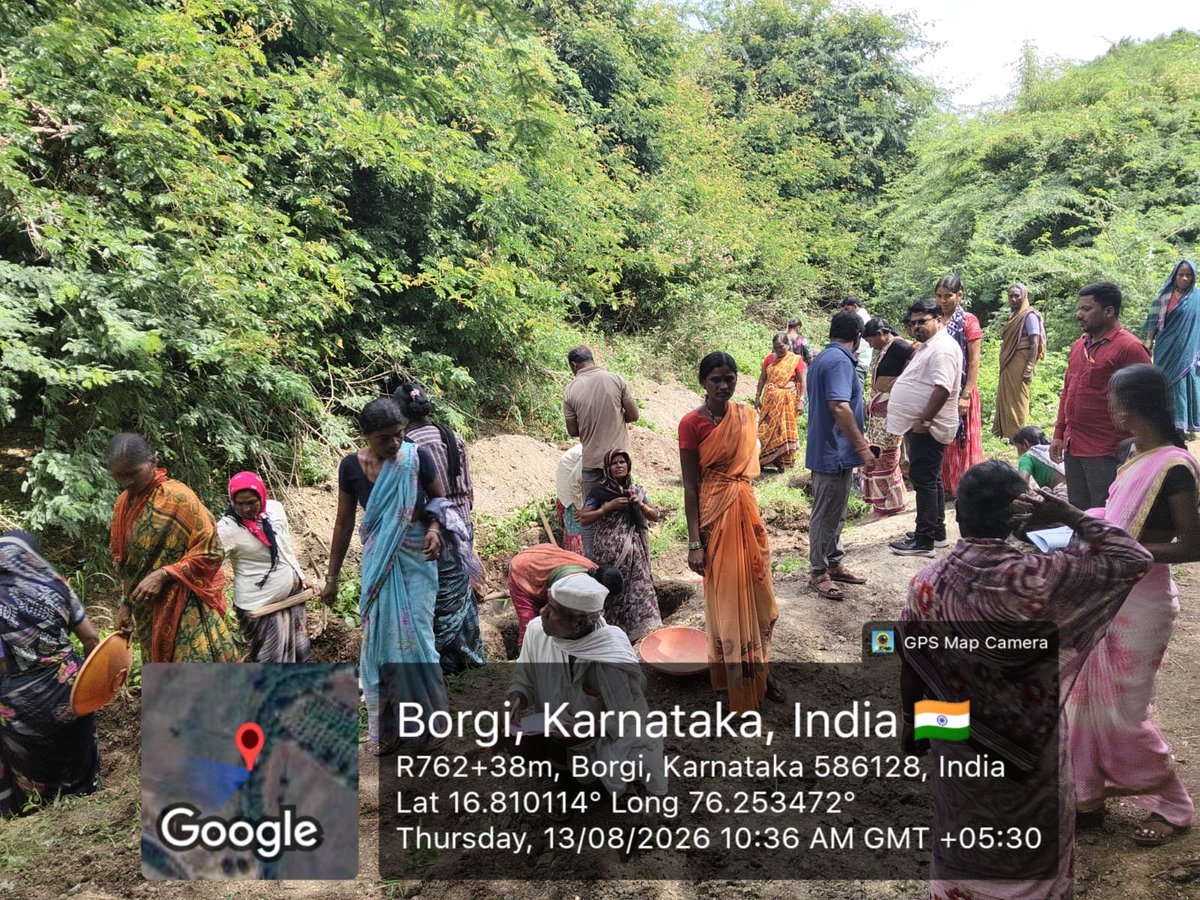 VBGRAMG2025VJP's tweet photo. ಸಿಂದಗಿ ತಾಲೂಕಿನ ಗುಬ್ಬೆವಾಡ ಗ್ರಾ.ಪಂ. ವ್ಯಾಪ್ತಿಯ ಬೋರಗಿ ಗ್ರಾಮದಲ್ಲಿ VBG-RAM-G ಯೋಜನೆಯಡಿ ನಡೆಯುತ್ತಿರುವ ಹೂಳು ತೆಗೆಯುವ ಕಾಮಗಾರಿಯನ್ನು ಇಒ ಶ್ರೀ ಅನಿಲ್ ಕೆ. ಹಳ್ಳಿ ಪರಿಶೀಲಿಸಿದರು. 45 ಮಹಿಳೆಯರು, 10 ಪುರುಷರು ಸೇರಿ 55 ಕೂಲಿಕಾರರು ಕಾರ್ಯನಿರ್ವಹಿಸುತ್ತಿದ್ದಾರೆ.
#VBG_RAM_G https://t.co/Sl8npKvjyQ