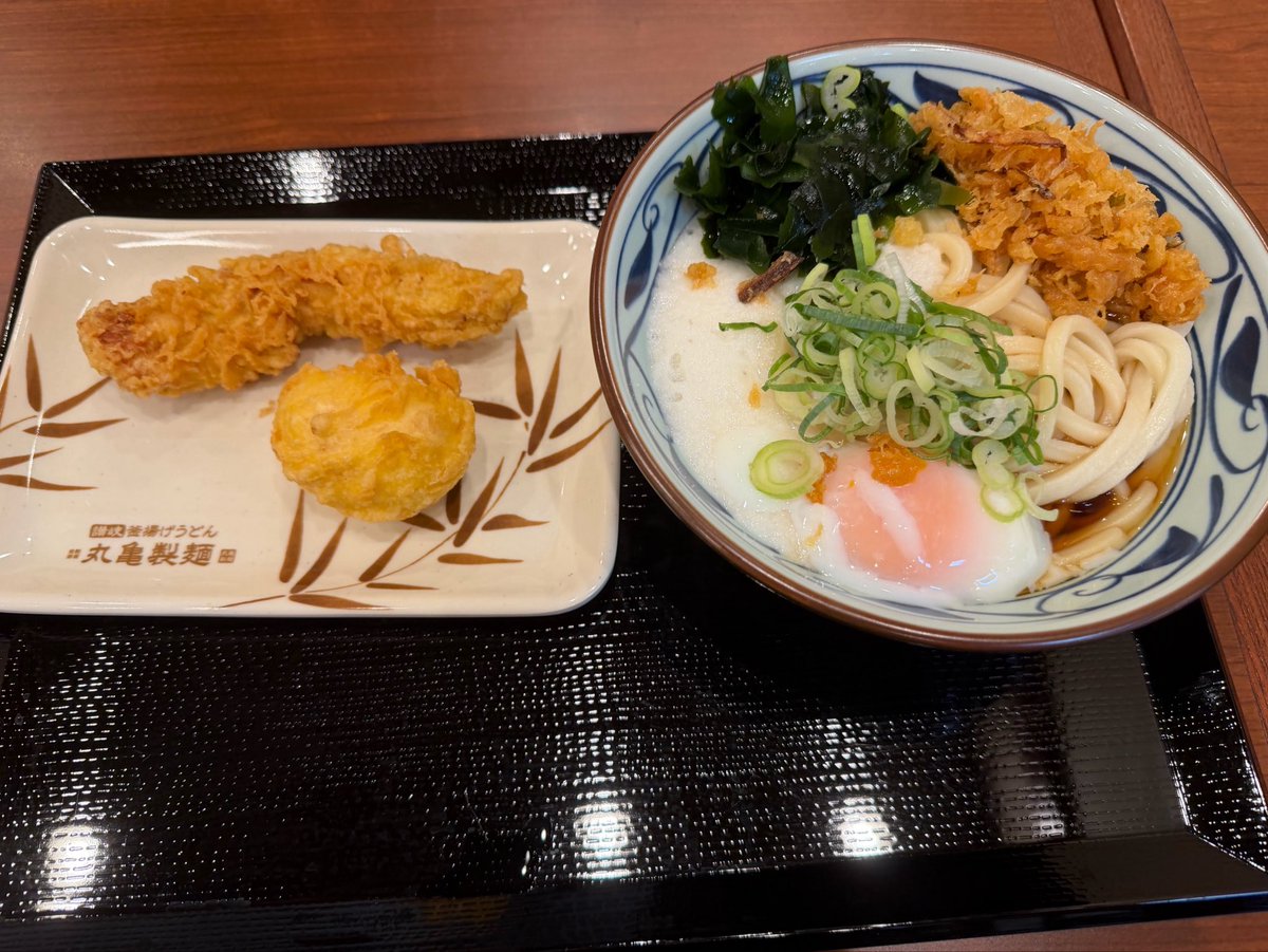 6Vemonga's tweet photo. 今日のえもんが日記

2回目の丸亀製麺

かしわ天が美味しいらしいので頼んでみた

外サクサクで中は肉感すごかった

メインはとろたまうどんを大盛りで頼んだ

薬味がかけられることを教えられたので薬味をたくさんかけた

人が美味しいよって言ったものをすぐ食べるという行動に移すのがワシの才能 https://t.co/J1fHWh5ZRp