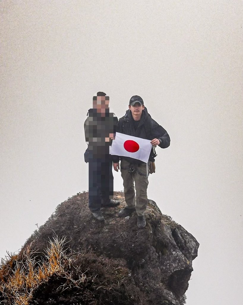 _jpanzai1's tweet photo. よくDMであの日のことについて聞かれる

あの日、一瞬の判断が人の生死を分ける極限の状況を俺は背負っていた。瓦礫の下に取り残された要救助者を前に、周囲の状況を鮮明に把握し、どこに力が掛かり、何を動かせば救出できるのかを瞬時に判断する必要があった特に、板を誤って抜けば、支えていた瓦礫が一気に崩れ、お婆さんの上へ崩れる可能性がある状況周囲を見極め、一つひとつの動作を慎重に、しかし脱水症状も考えなければならなかった。一時間が一分に感じた、とにかく脱水を懸念して迅速に進めた
頭を打っていたらとか、どこか挟まっていたらクラッシュ症候群に
など頭をよぎる状況が多かった

何もかもが極限の状況、それでも、判断を止めることはなかった。

あの日はなぜか、全ての事が鮮明に見え、素早く判断でき、正しく行動できた、
あの人俺は無敵になった気分だった 

そして、最後まで諦めない あの日の辛さを言葉で表すことはできない今でも、あの場面を思い出すことがあり 不眠とストレスと闘っている、救急車の音を聞くだけでも当時の事がフラッシュバックしてもっと助けれたらなと悔やむ。しかし、あの瞬間に必要だったのは恐怖に支配されることではなく、目の前にいる一人を生きて帰すために、自分がやるべきことをやり抜くことだった

冷静さ、判断力、覚悟、そして仲間との連携。 極限の中であっても、自分を律し、任務を完遂する。 もしあの日に戻れるなら俺はもっと今訓練する。 もっも厳しい世界へ飛び込む、もっと過酷なものに挑戦��る。🇯🇵
改めて瓦礫から二名、閉じ込められてる方一名、骨折、やけど八名以上の止血
救護活動ができた事嬉しく思う。