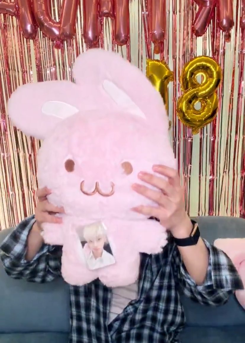 hourlyjaeminn's tweet photo. show off his pinkeu daughters 😌🐰💖🐰💖

#MakeAWishForJaemin #사랑으로_가득찬_재민이의_스물여섯 #HAPPYJAEMINDAY https://t.co/es5ETpc4iK