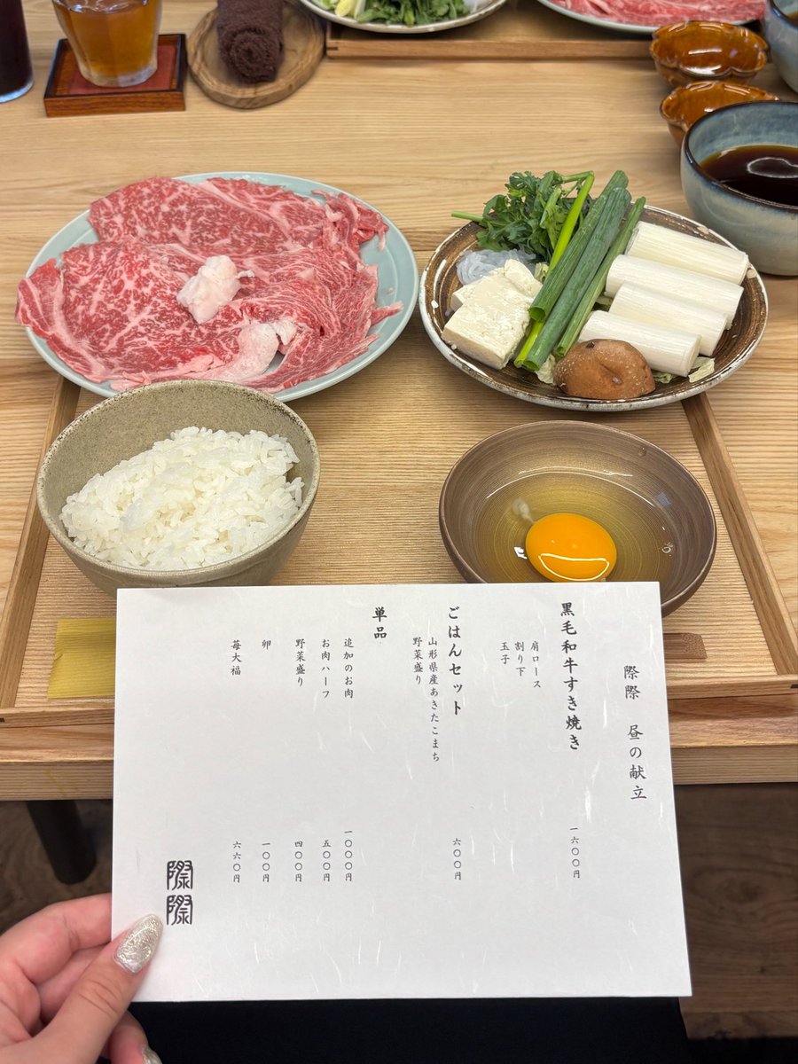 moe____0214's tweet photo. ご飯おかわり自由のすき焼きランチ🥩
平日限定だから銀座なのにお手頃なの✨ https://t.co/jBrvaWm0N6