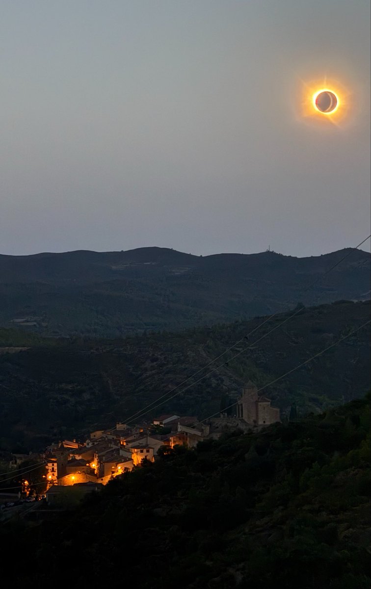 LaureaFolch's tweet photo. L’#eclipsi des del Baix Maestrat https://t.co/neDIMjxbIo