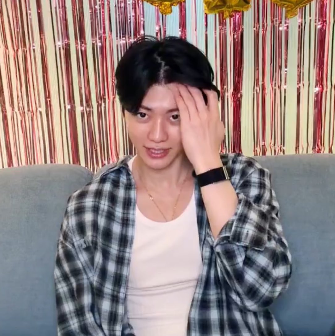 oct14ber's tweet photo. ปกไลฟ์  vs  เจ้าของวันเกิด

ถ้านี่ไม่ใช่คนที่รักลูกที่สุด 555555555555555 https://t.co/gp0qz6fWmo