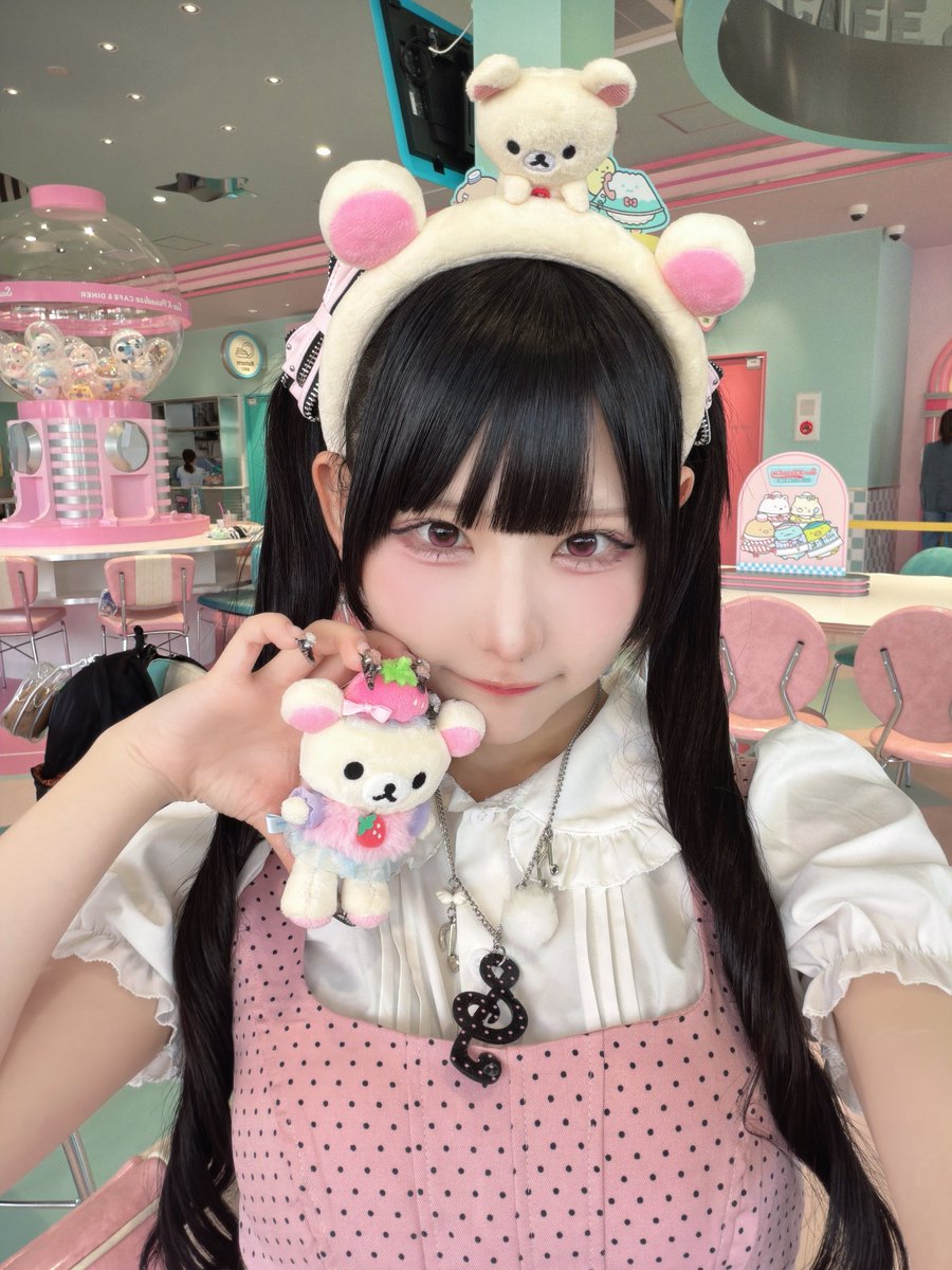 AZATOY_momoka's tweet photo. 好きなクマちゃんに会いに行きました🎀 https://t.co/IlphAV6Xo1