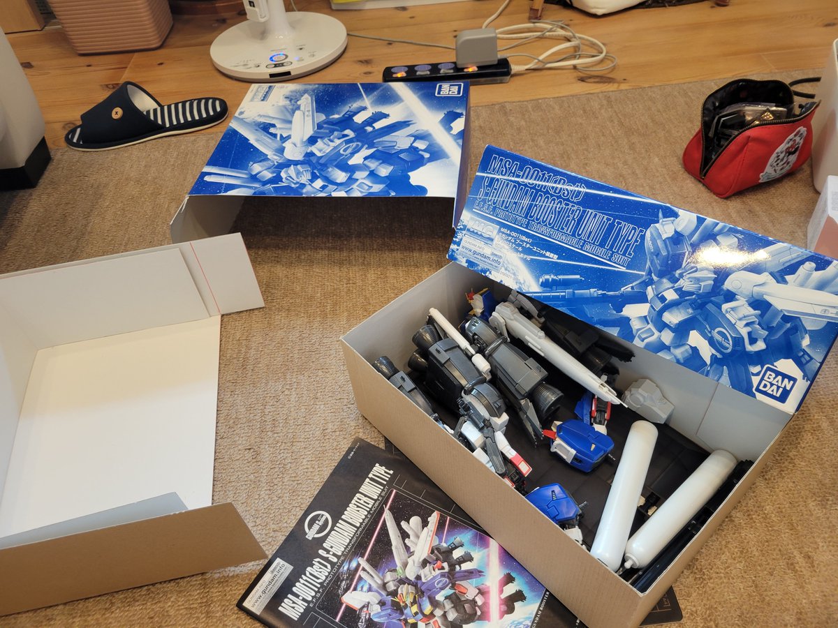 Pochiro1971's tweet photo. MG　Sガンダムブーストタイプの仮組みが完了しました。
でかくてカッコ良いですね。
ぼちぼち作りたいです。
箱は収納できる大きさに詰めてコンパクトにしました。
#Sカンダム　#ブーストタイプ　#MG https://t.co/DQHu43cjBj