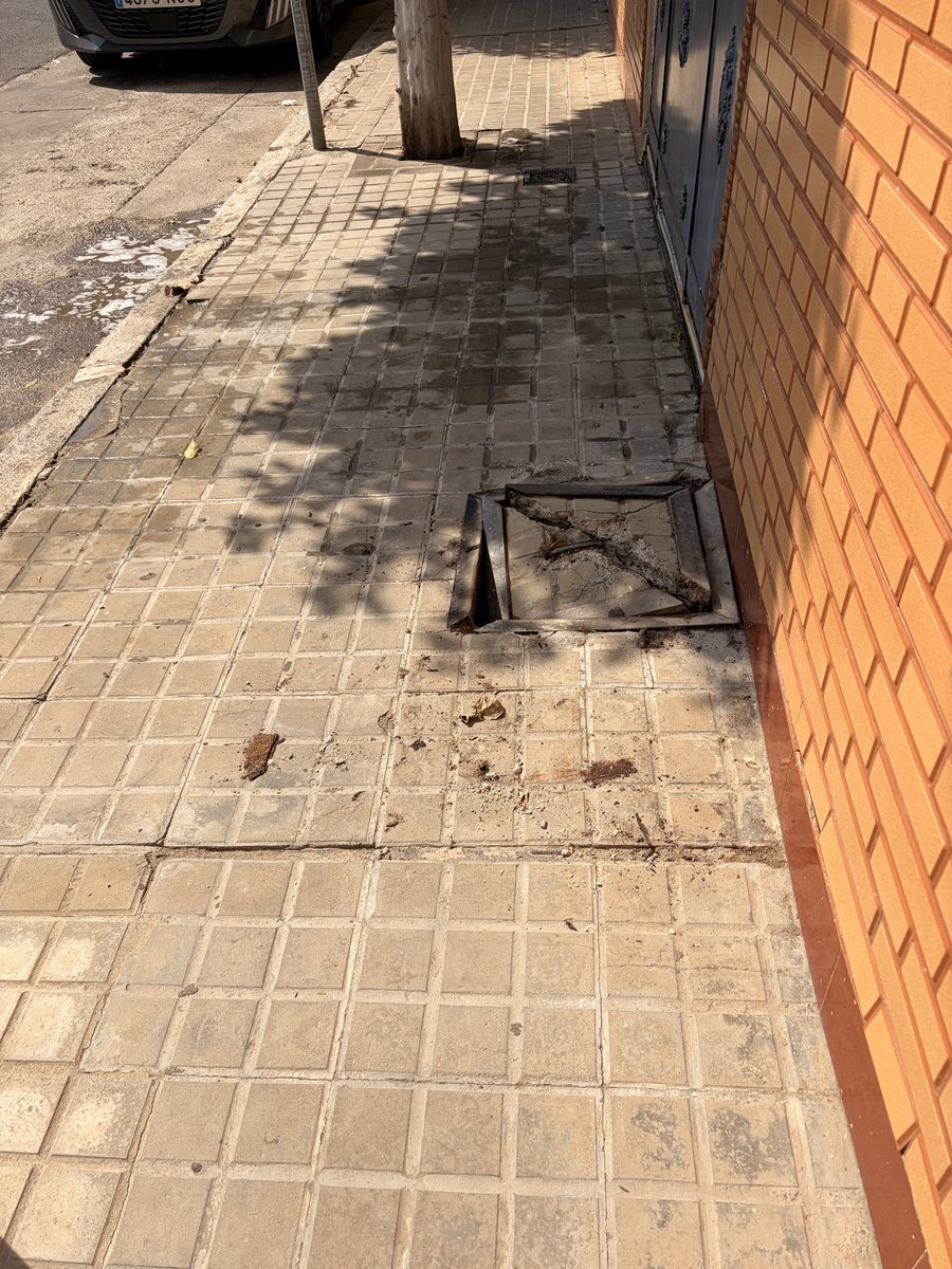 inmabau's tweet photo. @diariosevilla @Ayto_Sevilla @Telefonica @Telefonica_Ar  Quiero denunciar una situación que tenemos en la calle; SÁNCHEZ SAMANIEGO (SEVILLA) CADA VEZ QUE VIENEN LOS OPERARIOS LO DEJAN PEOR!!! HAY PERSONAS MAYORES QUE NO PUEDEN PASAR POR LA CALLE Y CUALQUIER DÍA SE CAE ALGUIEN!! https://t.co/UGjAQUkyRg
