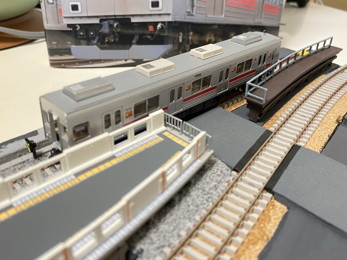 silenttkm69's tweet photo. なんと製作中に廃止報道があった九品仏駅のドアカット。9000系と共に過去の風景になるとは…！久しぶりに手を動かし、車掌用ホームを作っています。中々観察しにくい箇所なので、だいぶ省略していますが…。 https://t.co/tLdAsfgjqQ