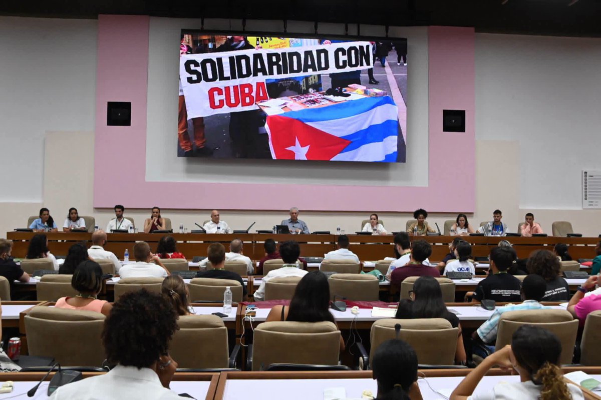 FernandezMaryde's tweet photo. Con la presencia de @DiazCanelB y @DrRobertoMOjeda sesionó Foro Juvenil "Creo en Ustedes" del I Coloquio Internacional "Fidel Legado y Futuro" en sus palabras @DiazCanelB convocó a los participantes que se consideraran la Generación del Centenario del Comandante en Jefe. https://t.co/ymNFHAcPyx