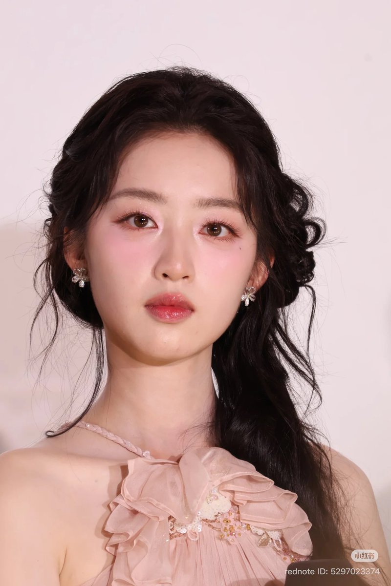 enxixii's tweet photo. raw photos of enxi from the event today. op is   gushing on how clear and glowy is her skin is. 🥹

#DengEnxi #邓恩熙 #TheRoadtoSplendor https://t.co/7QNWXmav7A