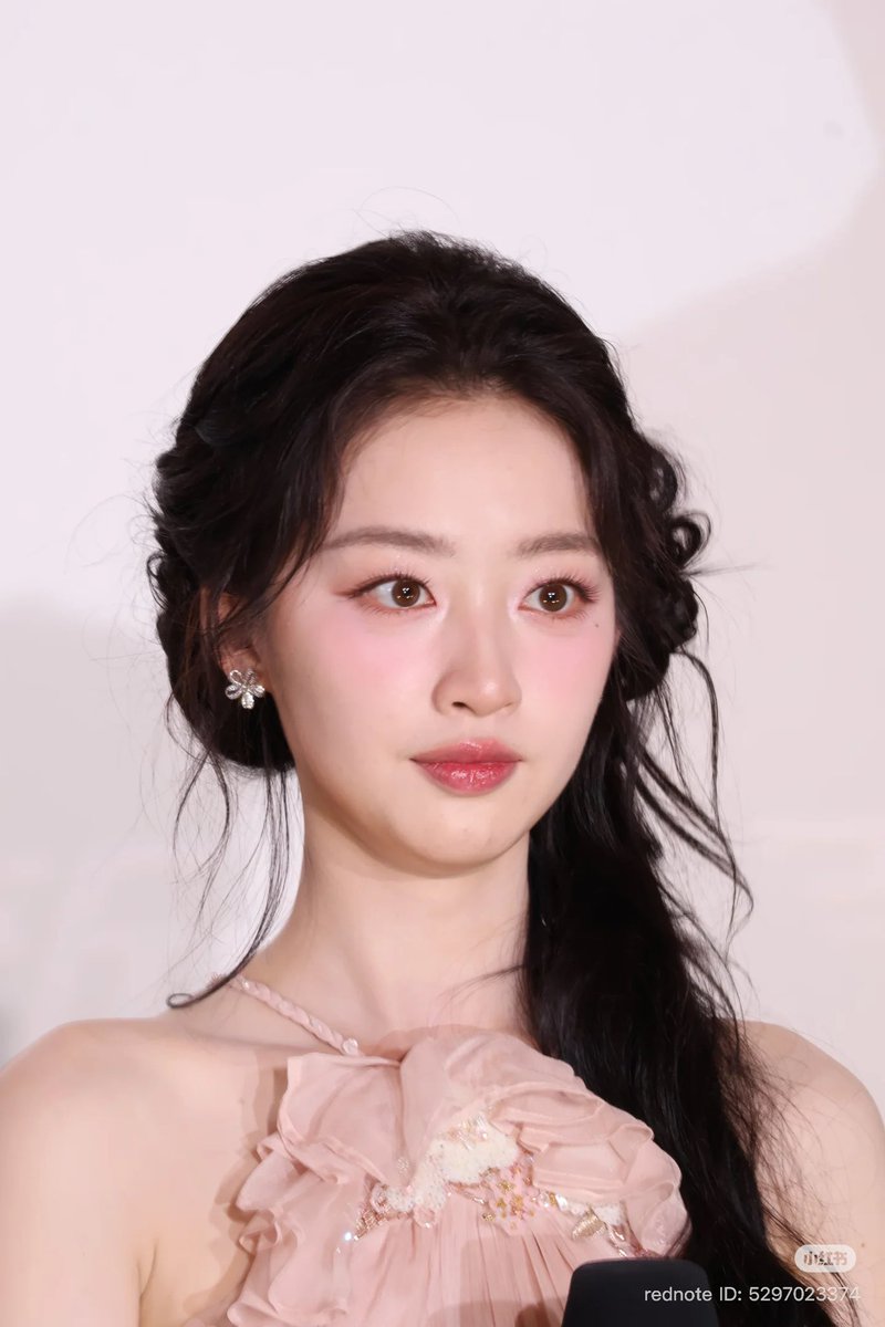 enxixii's tweet photo. raw photos of enxi from the event today. op is   gushing on how clear and glowy is her skin is. 🥹

#DengEnxi #邓恩熙 #TheRoadtoSplendor https://t.co/7QNWXmav7A