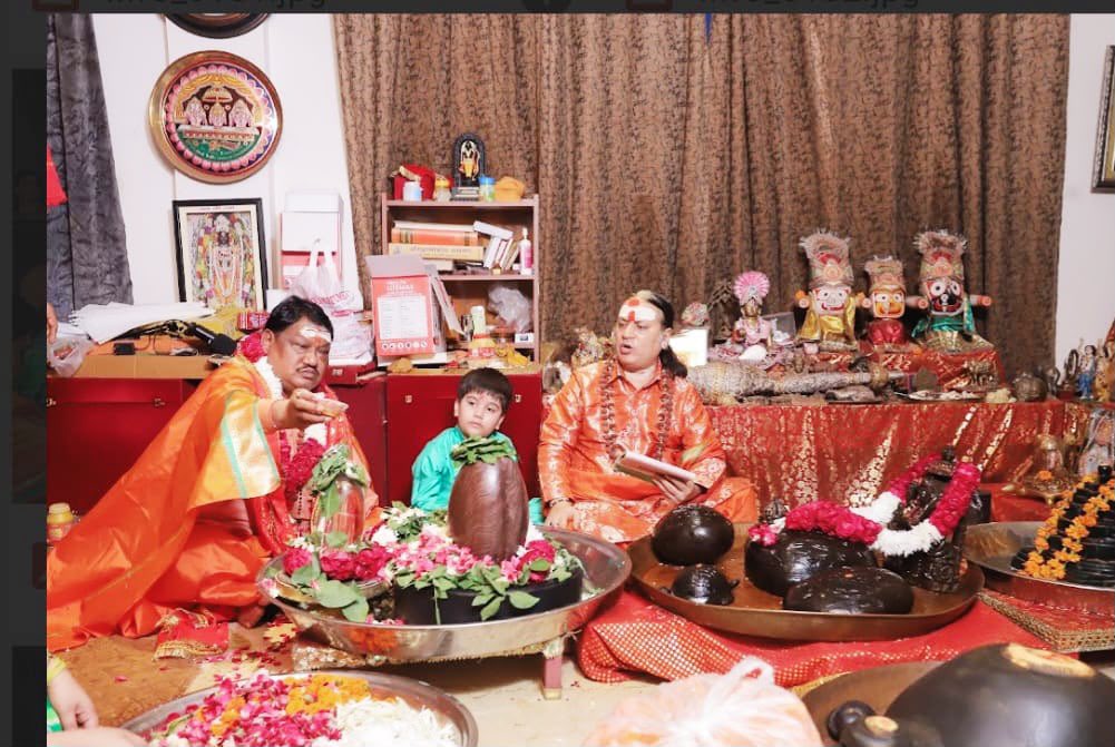 jualoram's tweet photo. आचार्य श्री शैलेश तिवारी जी के सान्निध्य में रुद्राभिषेक में उपस्थित होकर महादेव से सभी के सुख, शांति एवं कल्याण की प्रार्थना की।

हर हर महादेव! 

#रुद्राभिषेक #महादेव #हरहरमहादेव #ॐनमःशिवाय https://t.co/xtDcWgZejS