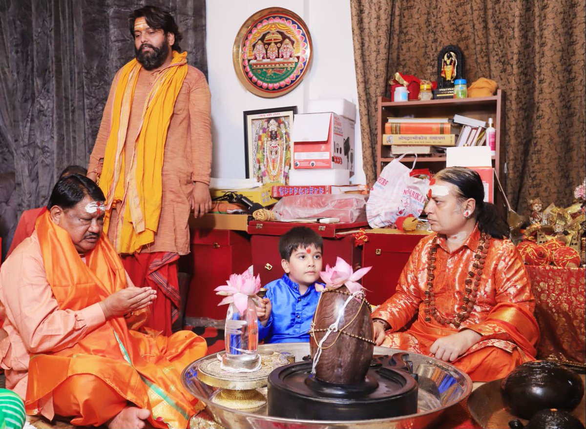 jualoram's tweet photo. आचार्य श्री शैलेश तिवारी जी के सान्निध्य में रुद्राभिषेक में उपस्थित होकर महादेव से सभी के सुख, शांति एवं कल्याण की प्रार्थना की।

हर हर महादेव! 

#रुद्राभिषेक #महादेव #हरहरमहादेव #ॐनमःशिवाय https://t.co/xtDcWgZejS