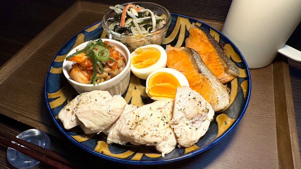 CheeseEater_A's tweet photo. 毎日ゆで卵とサラダチキン食べるのもついに限界🌋いくら激うまドレッシングかけてもキツくて泣きそうにw

明日からはプロテインの量を増やします。激安のソイプロテインがたくさんあるから惜しみなく飲める🎶
#おうちごはん #ダイエット記録 #食事記録 https://t.co/IDGA5GLQ79