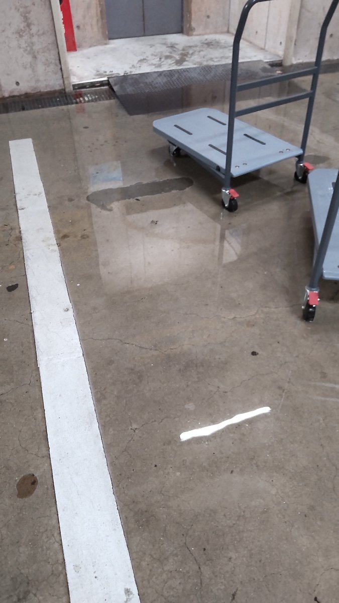 dokusyosan's tweet photo. ブックオフの地下駐車場。少し水が溜まってた。 https://t.co/Ust9bPZIEk