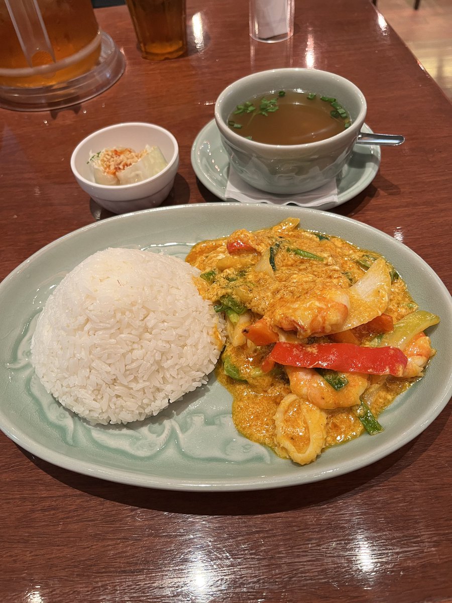 fukuchan0315's tweet photo. 羽田前泊なので

空港のタイ🇹🇭料理屋で夜ご飯

このカレー最高に美味い😋

#タイ
#カレー
#羽田空港
#夏休み
#旅行 https://t.co/cJHmr67eVE