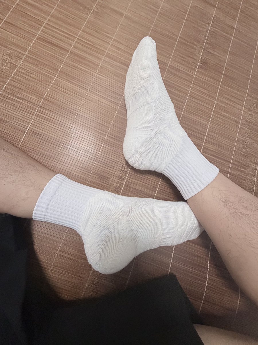 AAAth4oxh's tweet photo. 不好意思之前没看到消息
这是我的脚，还可以聊吗😗 https://t.co/8LguelFnb7