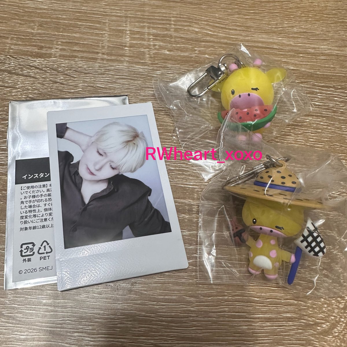 RWheart_xoxo's tweet photo. 🦒Super Junior リョウク 紺碧 グッズ 交換🦒

【譲】
画像1枚目

【求】
画像2・3枚目
立体キーチャーム：バカンス、かき氷
インスタントフォトカード💙

8/19・20の会場での交換が可能な方いらっしゃいましたら、リプDMお気軽にお願いします😌 https://t.co/PzesL58iC1