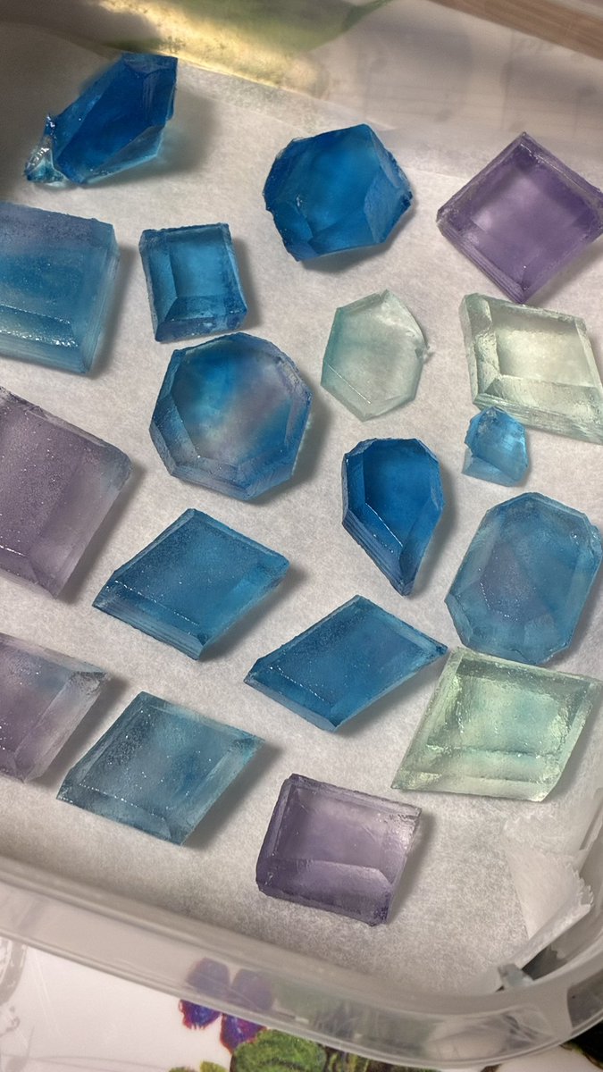 mixture_1090's tweet photo. 鉱物おかしつくりたい！っていうことで
琥珀糖に挑戦してみてる。
自然乾燥させたらどんな感じになるかな〜。
そして最近キッチンら辺にアリさんが歩いてるからどこに置くか。。。 https://t.co/bnpjT5vp6V
