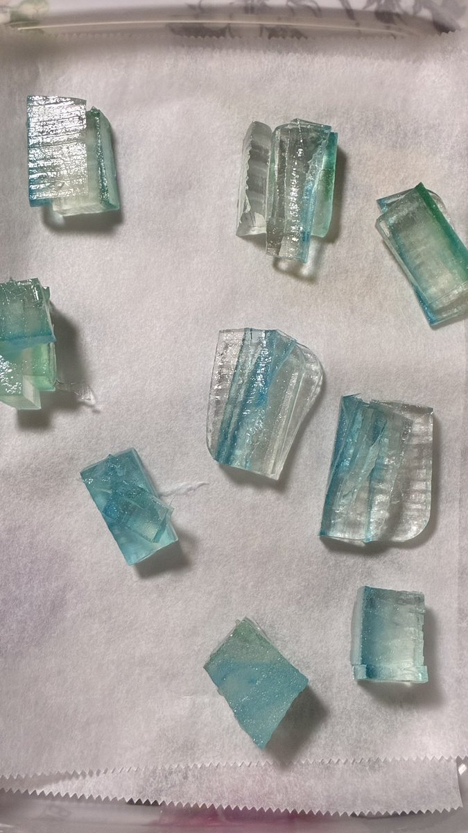 mixture_1090's tweet photo. 鉱物おかしつくりたい！っていうことで
琥珀糖に挑戦してみてる。
自然乾燥させたらどんな感じになるかな〜。
そして最近キッチンら辺にアリさんが歩いてるからどこに置くか。。。 https://t.co/bnpjT5vp6V