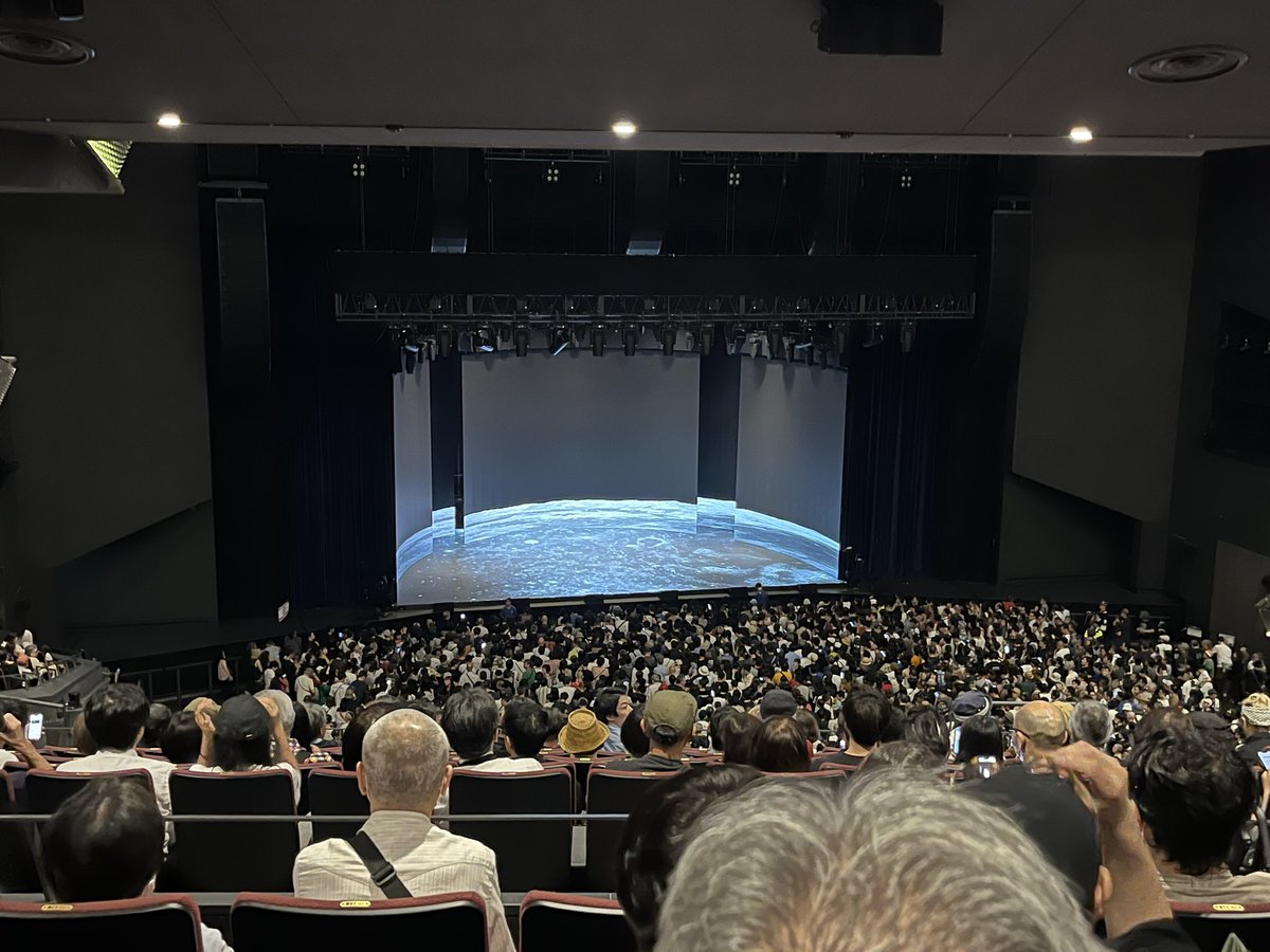 yoshinotrans's tweet photo. デビッドバーン開演押してるっぽい

なんと偶然のタイミング！入り口窓越しで見慣れた顔が手を振ってる
dのヤマ氏とバッタリ。

3Fだけどステージ全体見渡せるのが大事なライブなので見やすそう https://t.co/atFioSQ37z