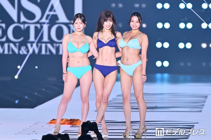 modelpress's tweet photo. 【💖関コレ2026A/W💖】

熊田曜子・白川愛梨・星野琴、恒例“水着ランウェイ” コート脱ぎ捨て美ボディ開放🩱

📸高画質写真
https://t.co/mWB64za0PC

#関西コレクション @KumadaYoko0513 @shirakawa_airi_ @sweet_koto3 https://t.co/epmfOSOjZD