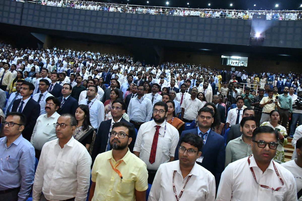 mishranitish's tweet photo. 📍बापू सभागार, पटना
🗓️ 13 अगस्त 2026

बिहार लोक सेवा आयोग द्वारा आयोजित 70वीं संयुक्त प्रतियोगिता परीक्षा से अनुशंसित 2,027 अभ्यर्थियों को नियुक्ति पत्र वितरण कार्यक्रम में यशस्वी मुख्यमंत्री आदरणीय श्री सम्राट चौधरी जी व माननीय मंत्रीगण के साथ सम्मिलित हुआ।

सभी नवनियुक्त पदाधिकारियों को उज्जवल भविष्य की हार्दिक शुभकामनाएं।।

#समृद्ध_बिहार 
#BPSC