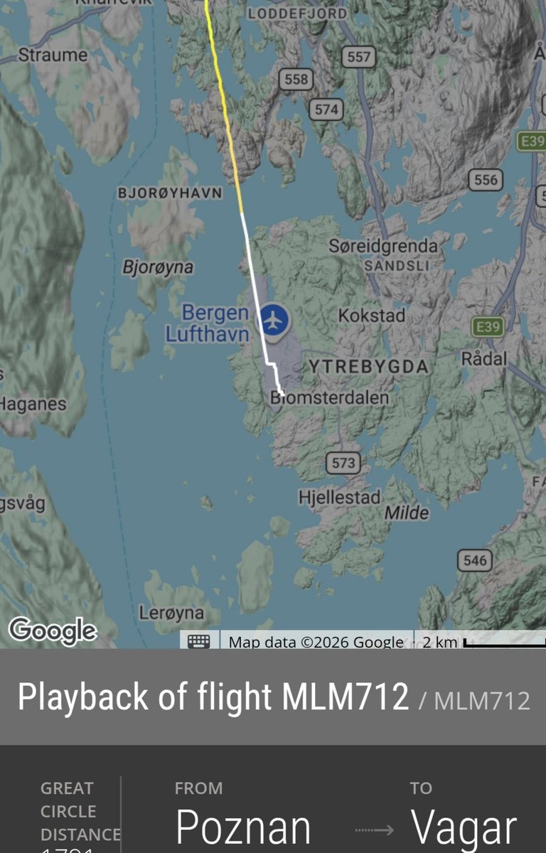 sz_janczyk's tweet photo. 7,5 godziny do meczu z KI Klaksvik, Lech Poznań tkwi w norweskim Bergen.

Rozumiem, że pogoda nie wybiera i to sytuacja losowa, prognozy wszystkiego nie rozwiążą. Niemniej Farerzy piszą, że:

- KI doradza rywalom przylot 2 dni przed meczem (więcej czasu na reakcję na problemy)
- KI zaleca korzystanie z Atlantic Airways: ich piloci mają doświadczenie na tym trudnym lotnisku
- poprzedni rywale też mieli problemy z dotarciem dzień przed meczem
- FC Lugano skorzystał z rad NSI Runavik i od 2 dni szykuje się do gry

Byłem na Wyspach Owczych, czytałem o Wyspach Owczych. Wiem, że to w zasadzie normalna sytuacja, że coś się wykrzacza, lot nie dochodzi do skutku/zawraca. Wyleciałem z kraju jakieś 1H przed kadrą i pogoda zmieniła się tak, że kadra już nie wyleciała. Turyści i inne zespoły przeżywają to non stop.

Dlatego uważam, że dało się to zaplanować lepiej i tego uniknąć. Wyszło najgorzej jak się dało, ale po to planujesz logistykę skrupulatnie i rozsądnie, żeby najgorszego uniknąć. Nawet jeśli istnieje na to 1% szans. Fatalnie, fatalnie...