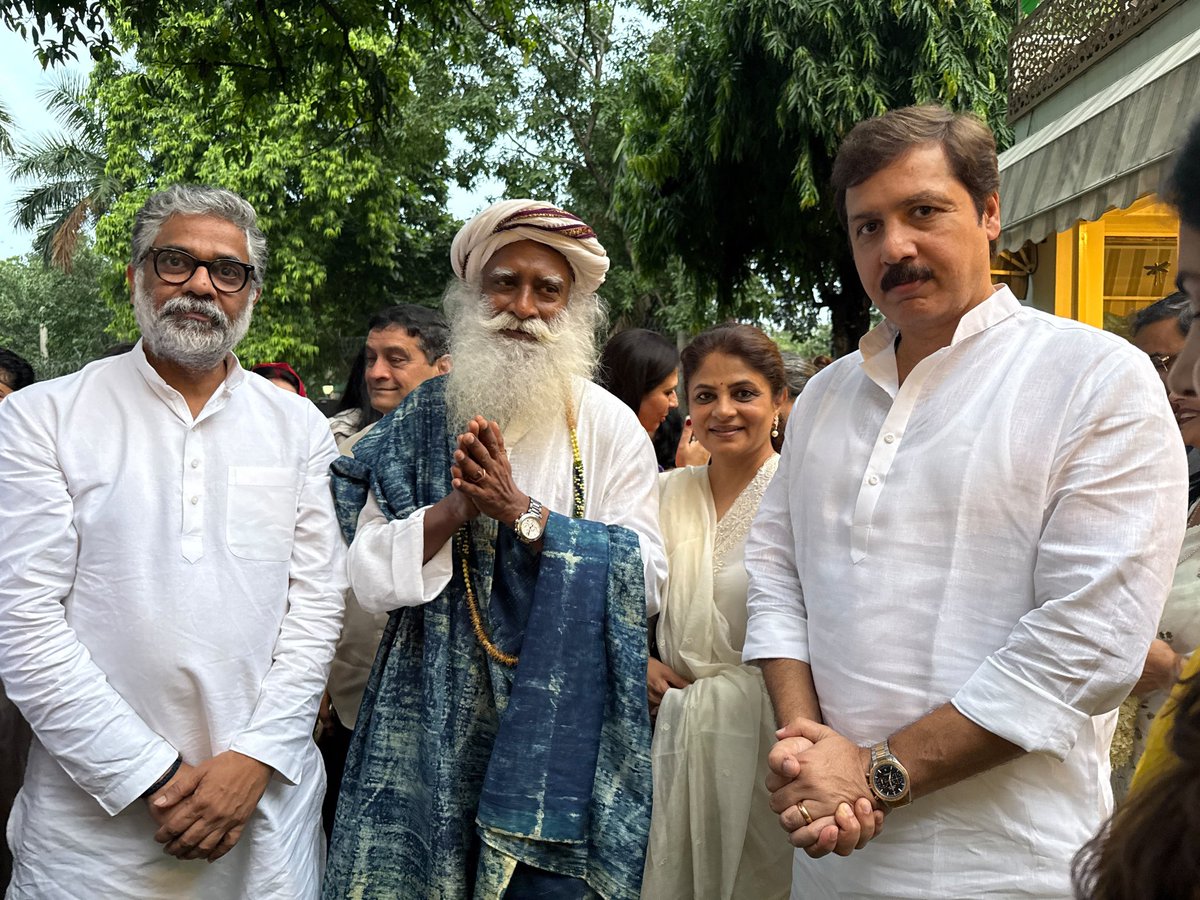 MDhananjaySingh's tweet photo. बीते दिन मा. @KVishReddy जी (सांसद - चेवेल्ला, तेलंगाना) के दिल्ली आवास पर सद्गुरु जगदीश " जग्गी " वासुदेव जी ( @SadhguruJV ) से शिष्टाचार भेंट हुई।

#सद्गुरु #Sadhguru @SJV_Hindi https://t.co/TFNpVqByWm