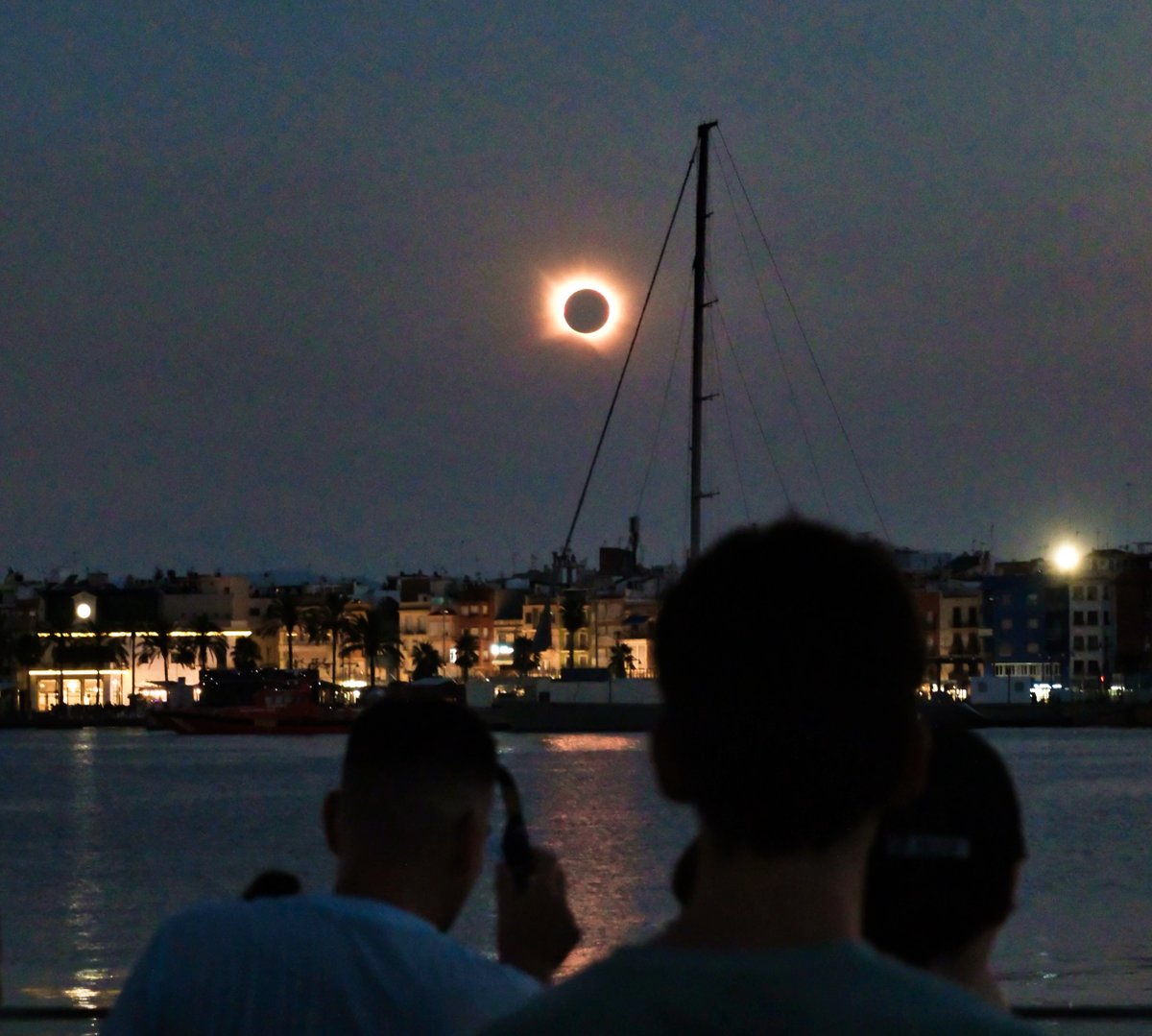 ImaginePascal's tweet photo. The total solar eclipse seen from Tarragona, Spain. 
Totality lasted for about a minute.  
#EclipseEspaña  #totaleclipse2026 https://t.co/rTanK5Jju0